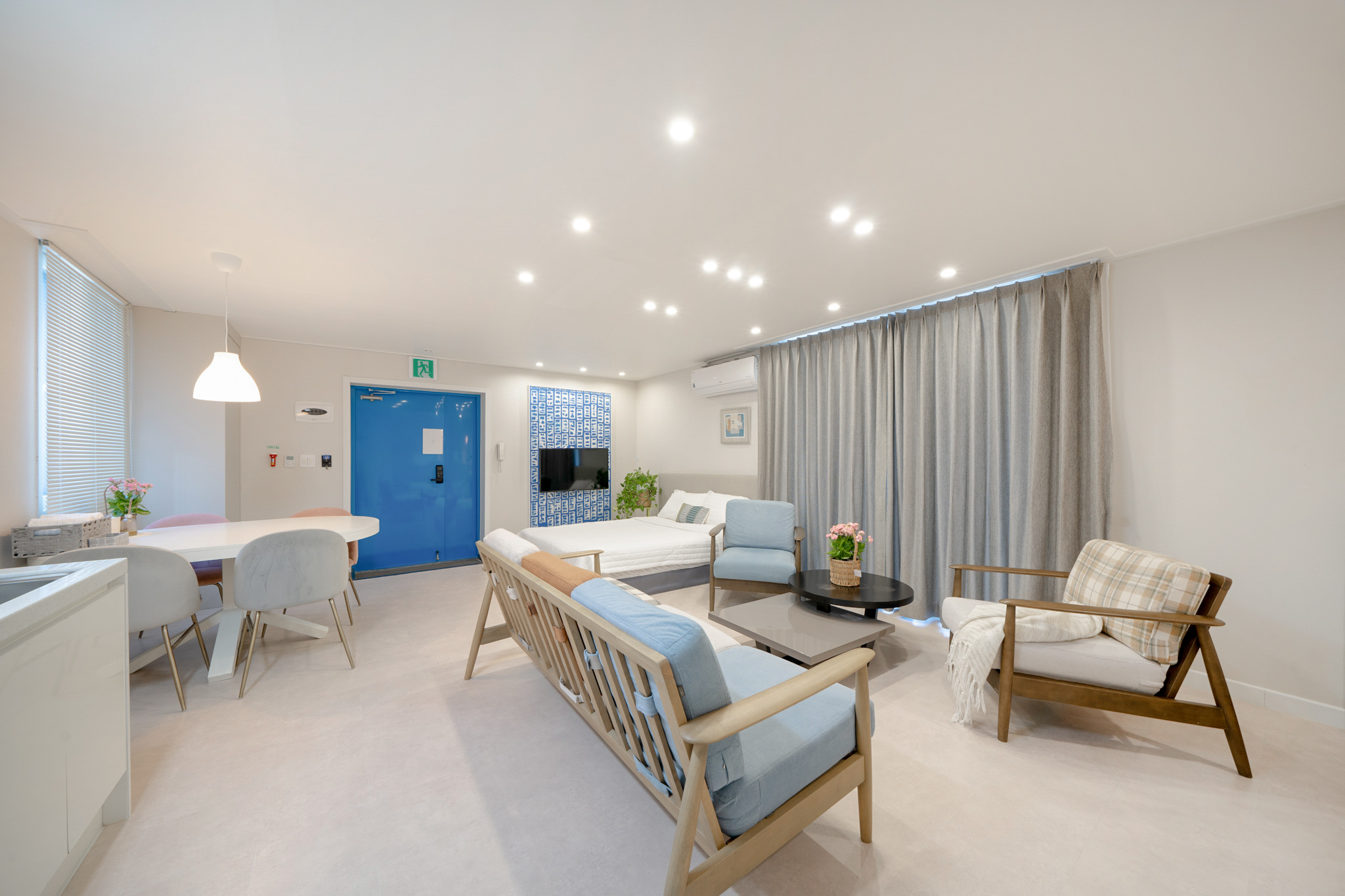 room detail thumbnail 2