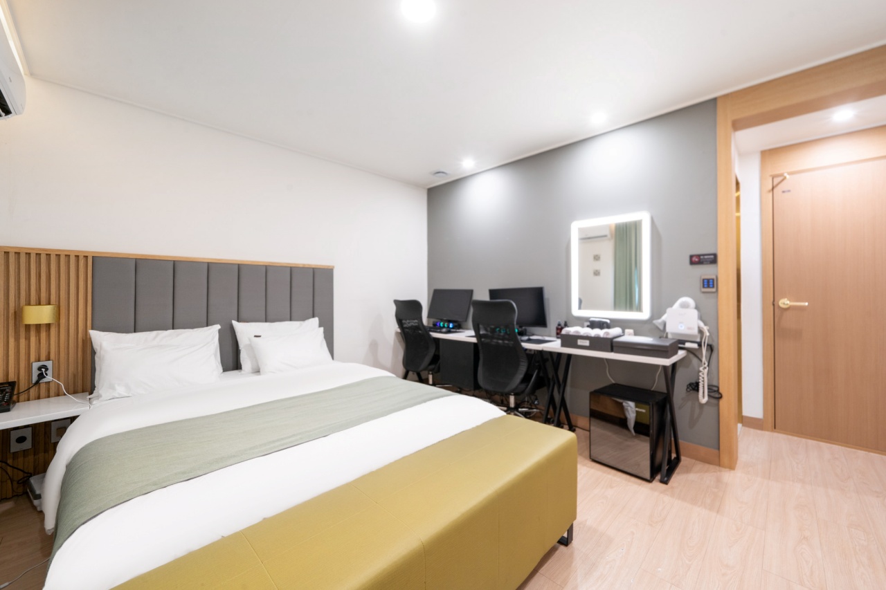 room detail thumbnail 1