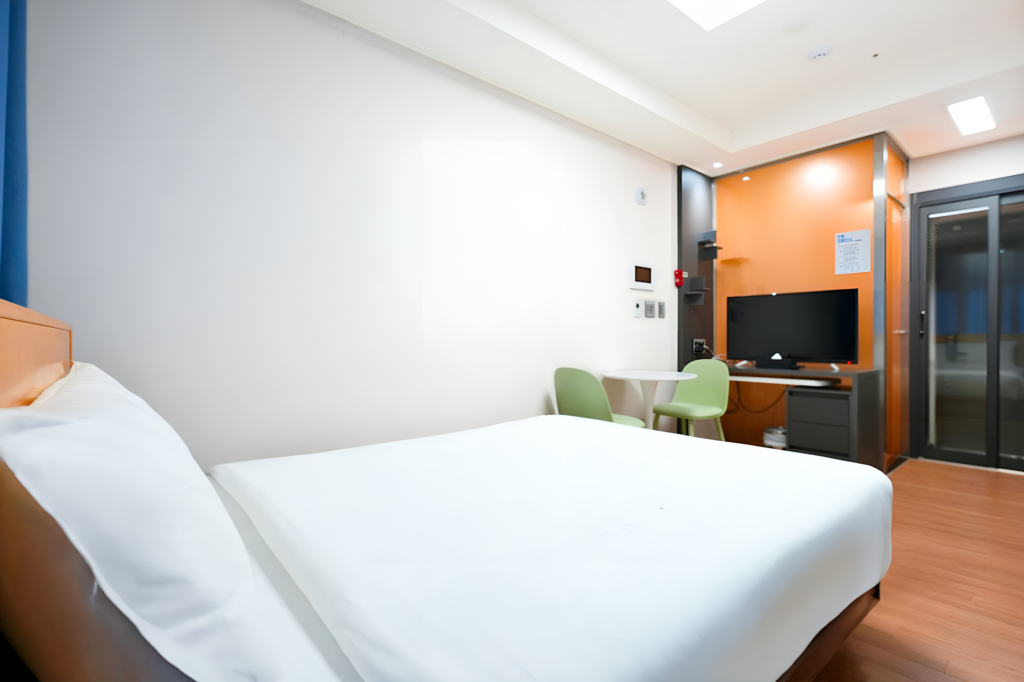 room detail thumbnail 2