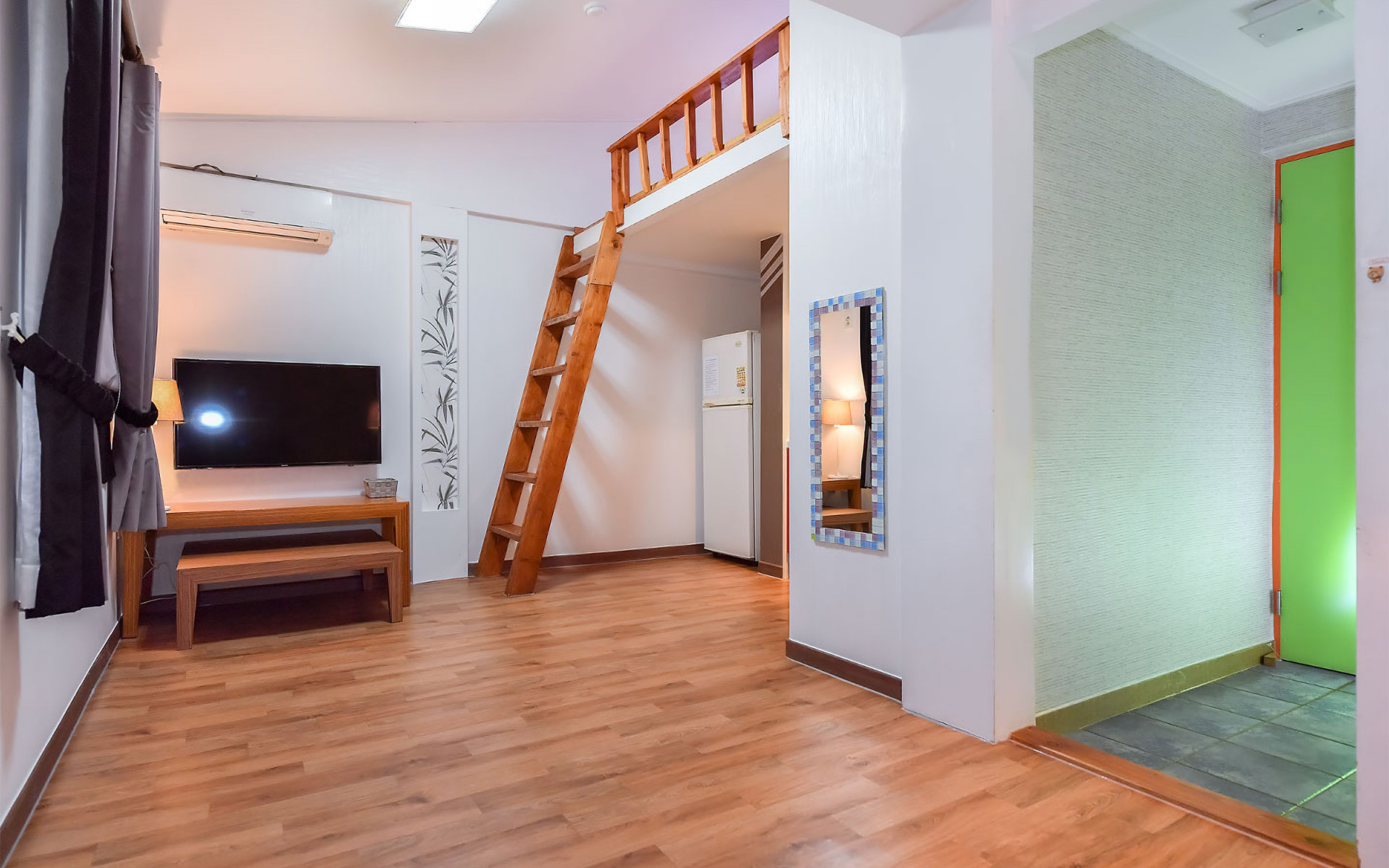 room detail thumbnail 2