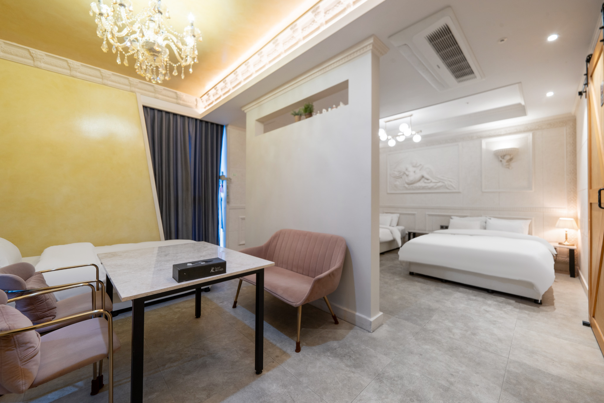 room detail thumbnail 1