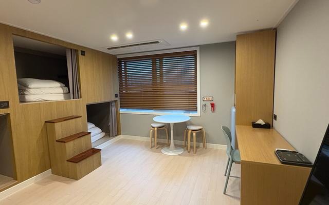room detail thumbnail 2