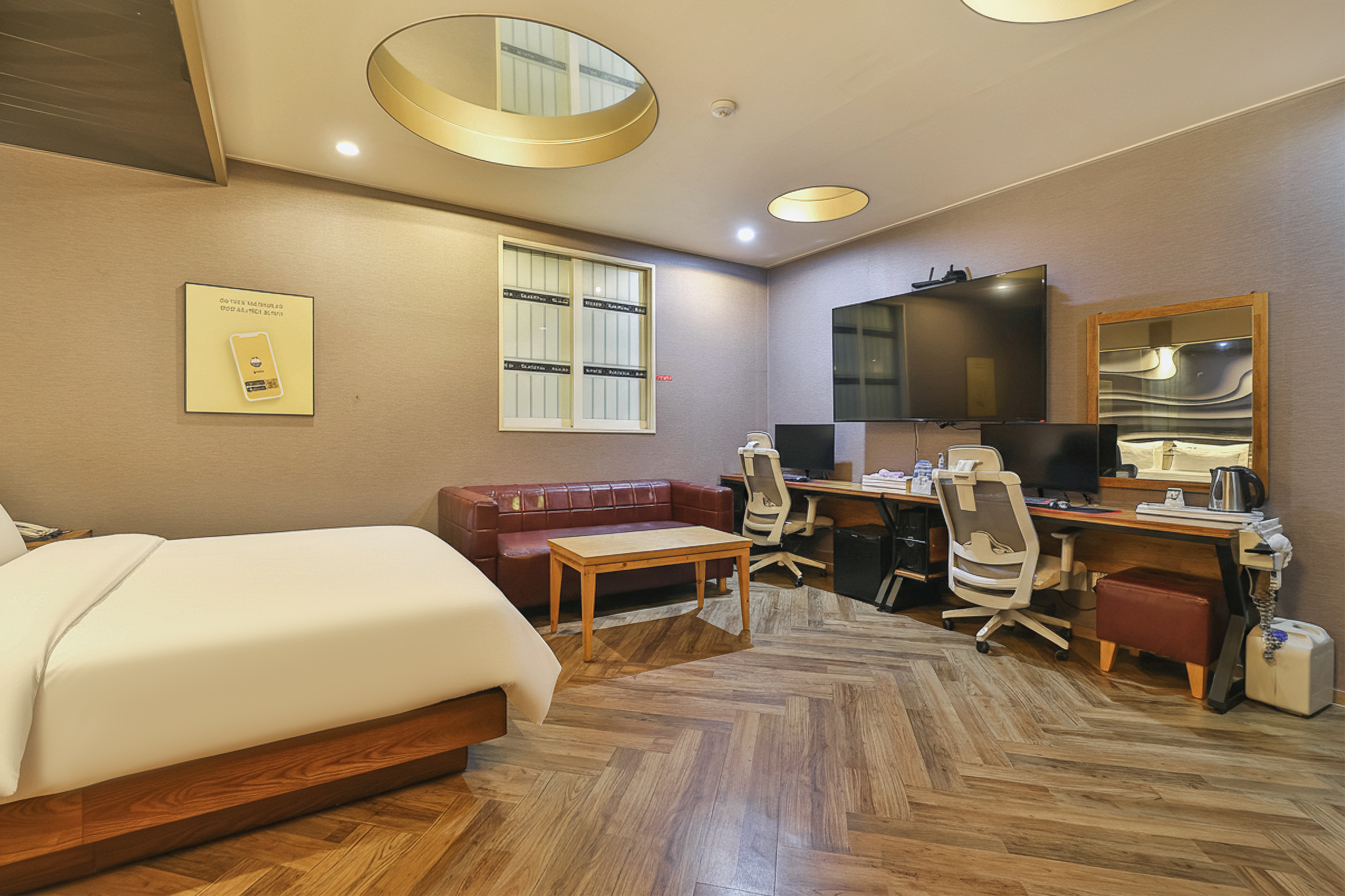 room detail thumbnail 1