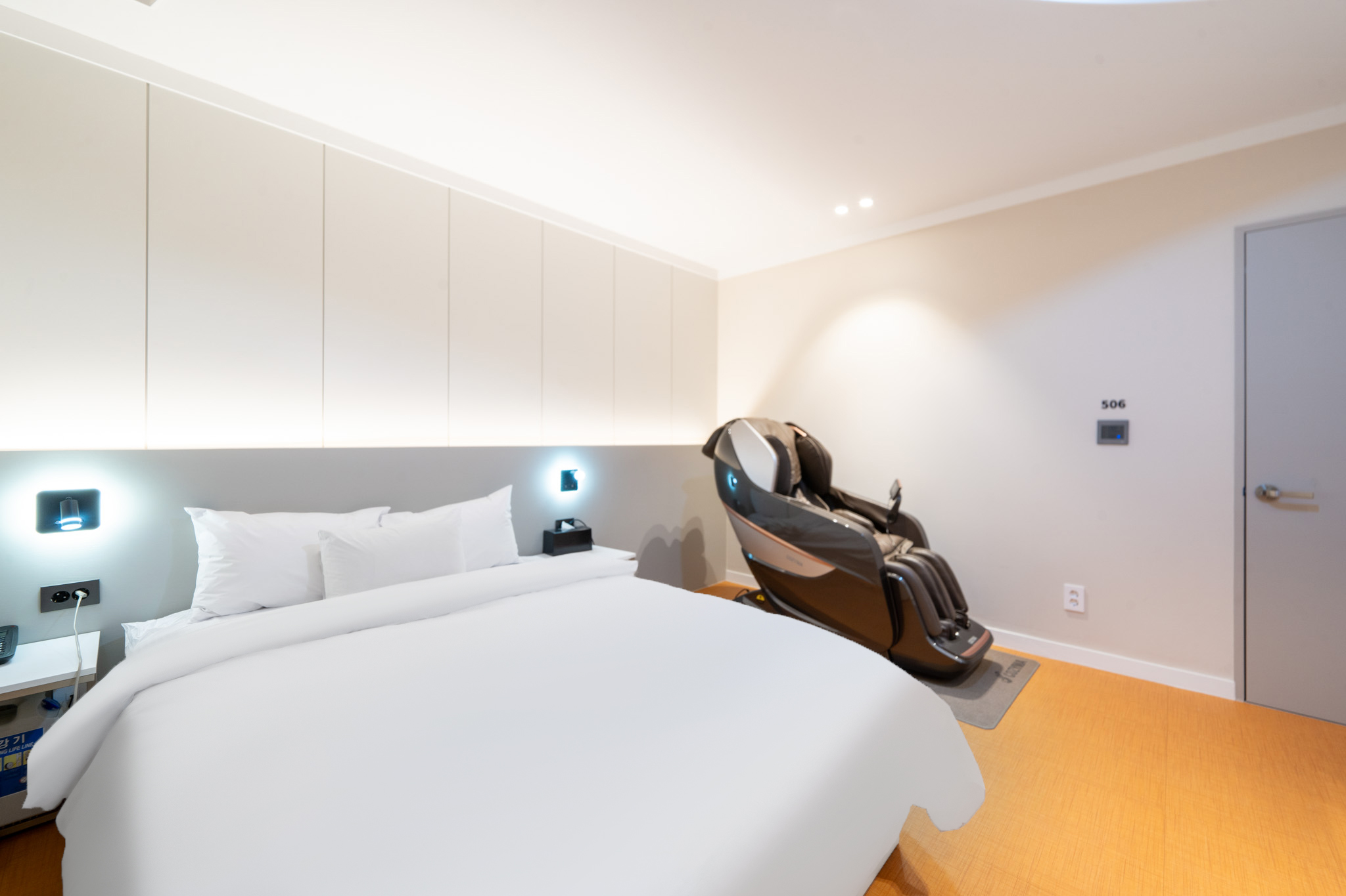 room detail thumbnail 2