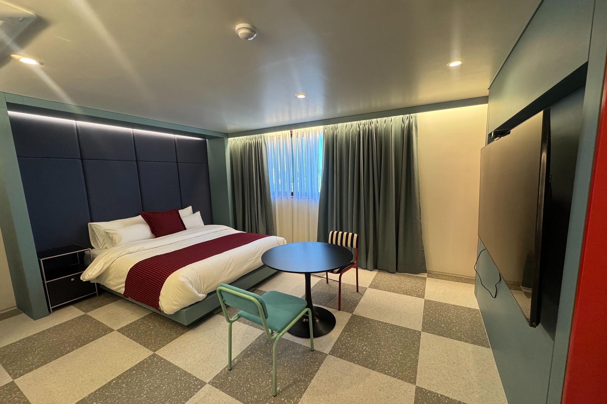 room detail thumbnail 2