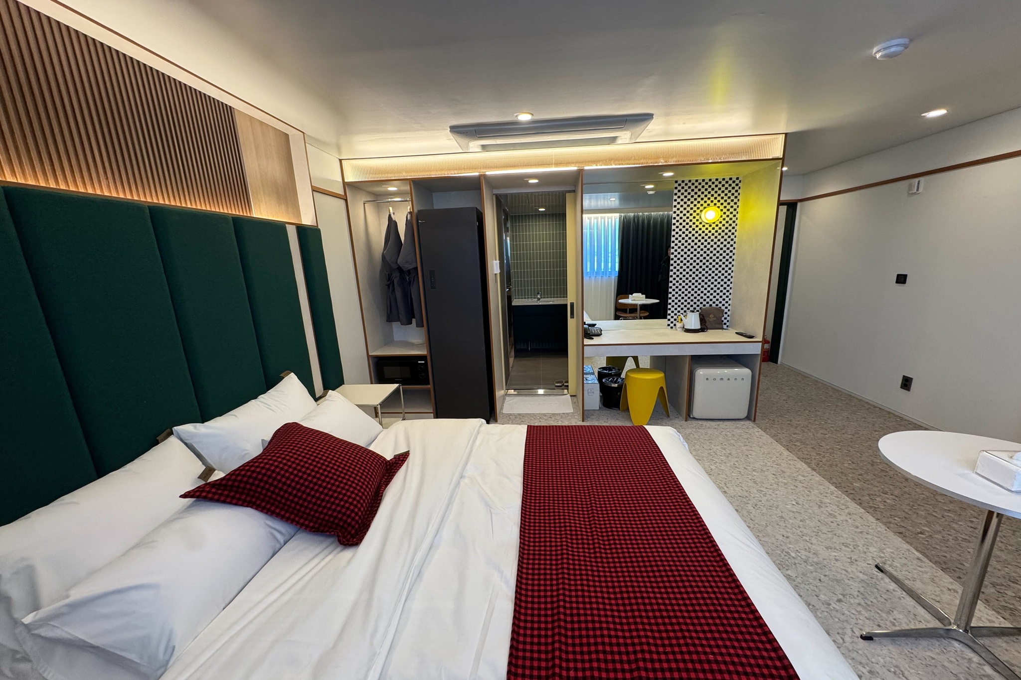 room detail thumbnail 2