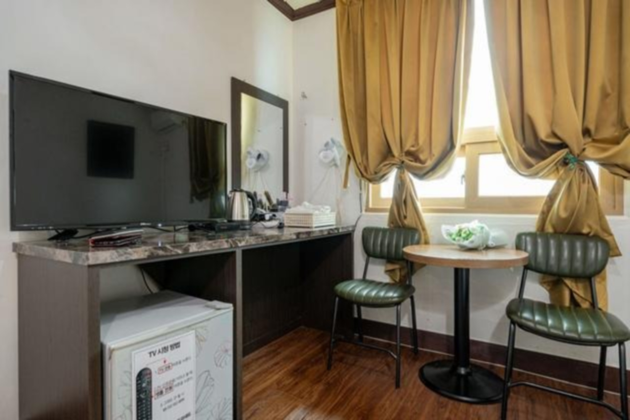 room detail thumbnail 2