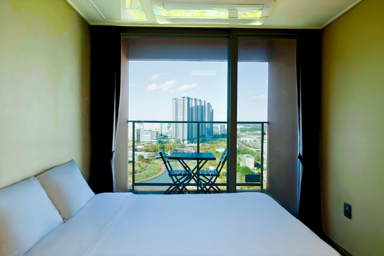 room detail thumbnail 0