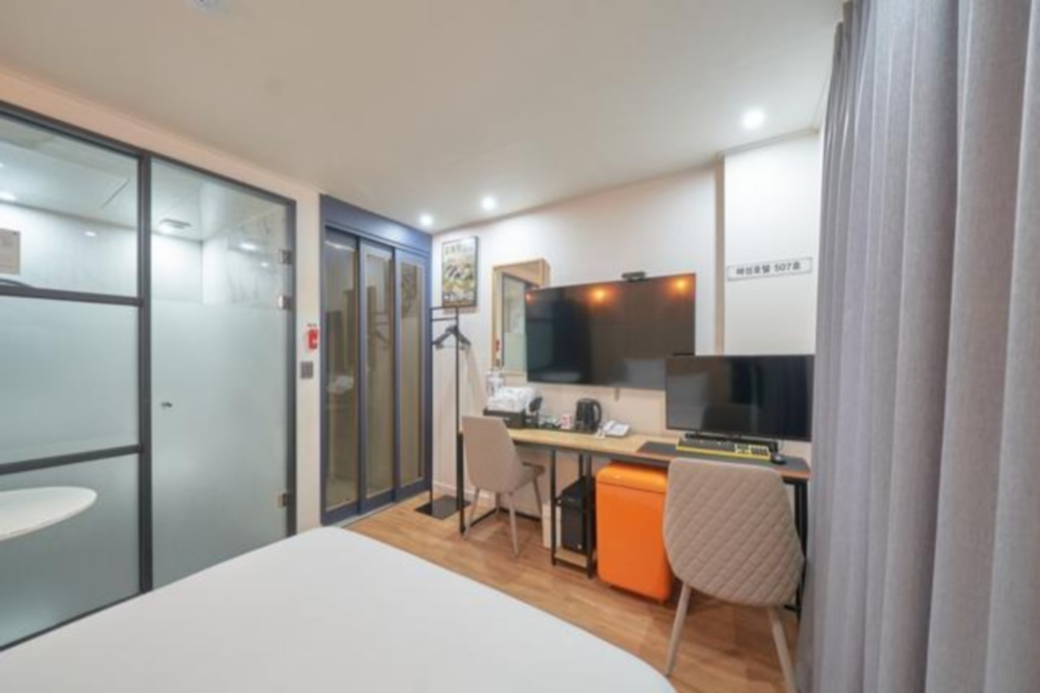 room detail thumbnail 2