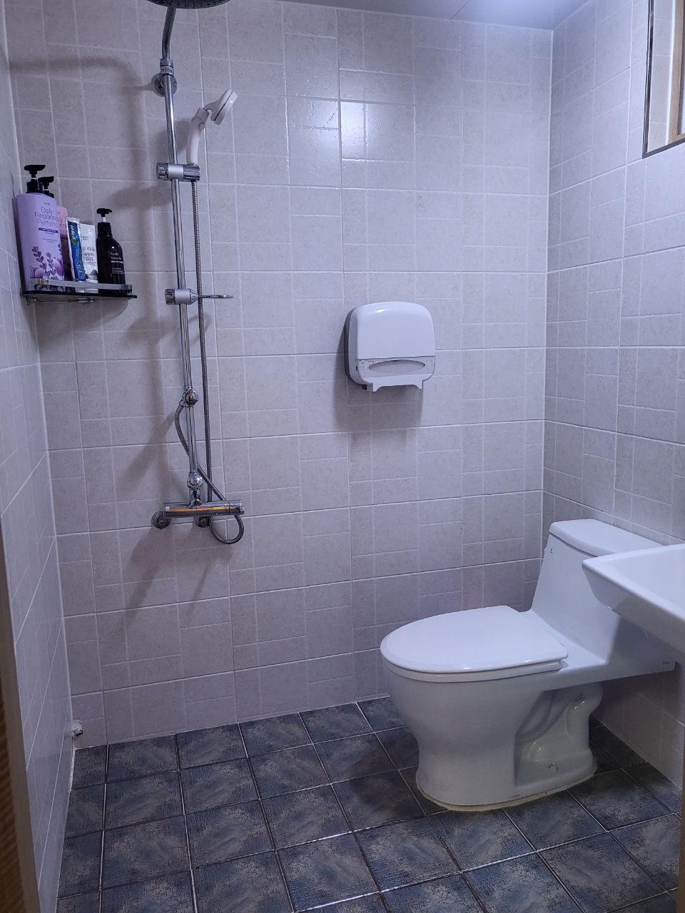 room detail thumbnail 2