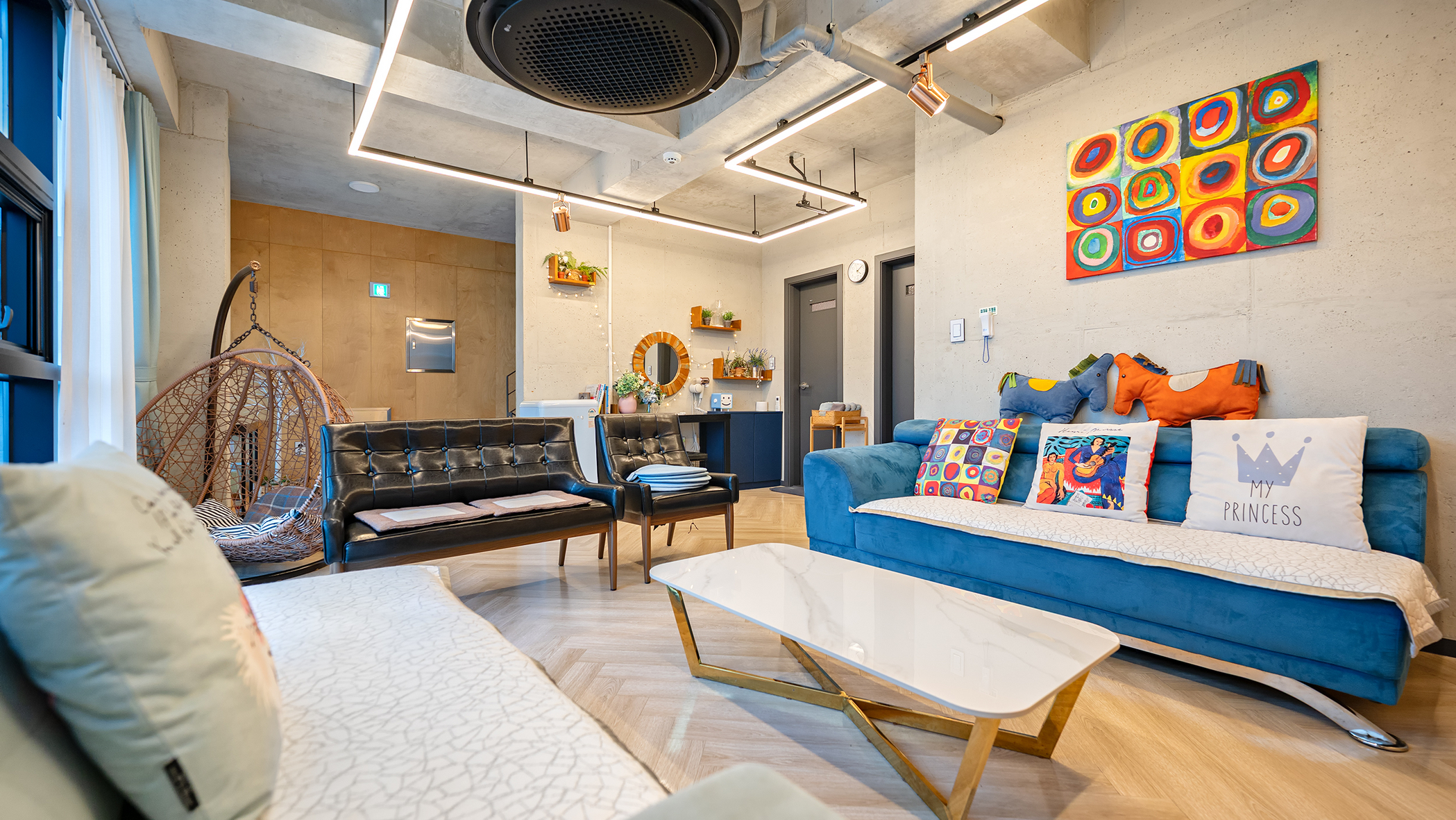 room detail thumbnail 2