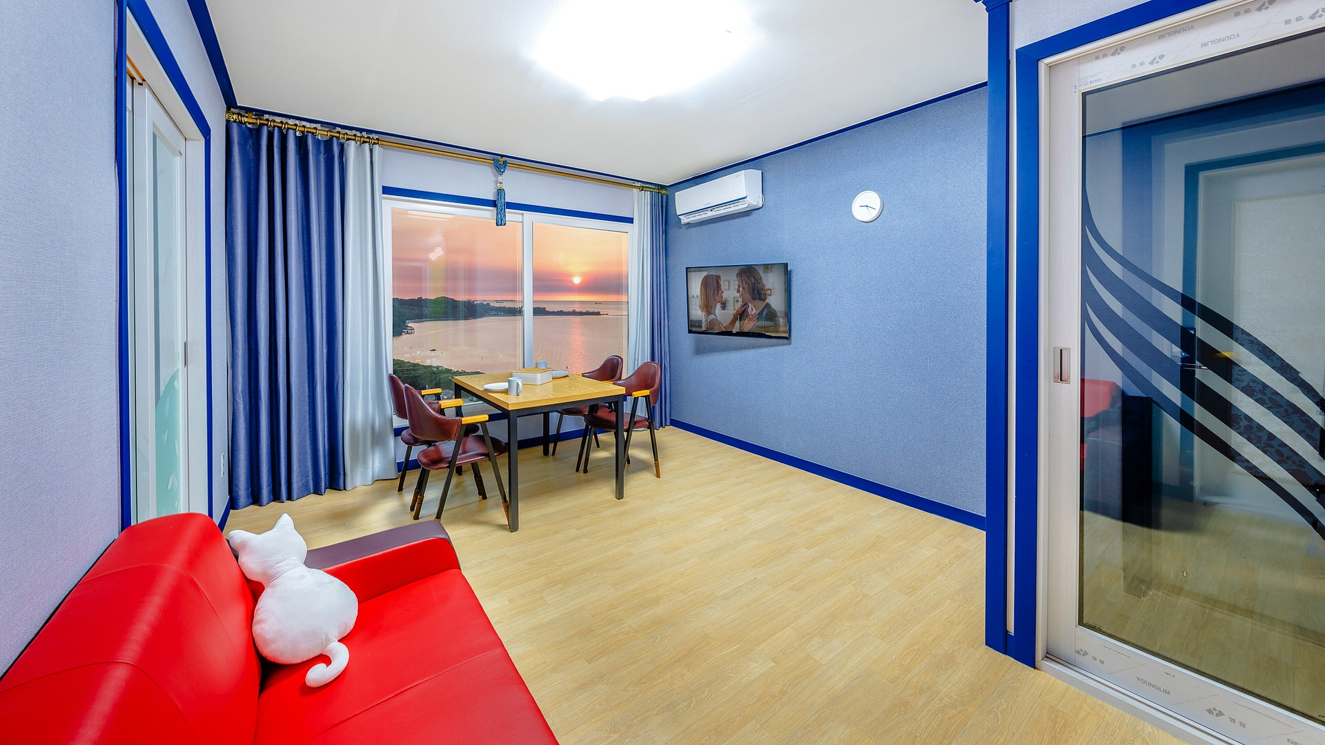 room detail thumbnail 2