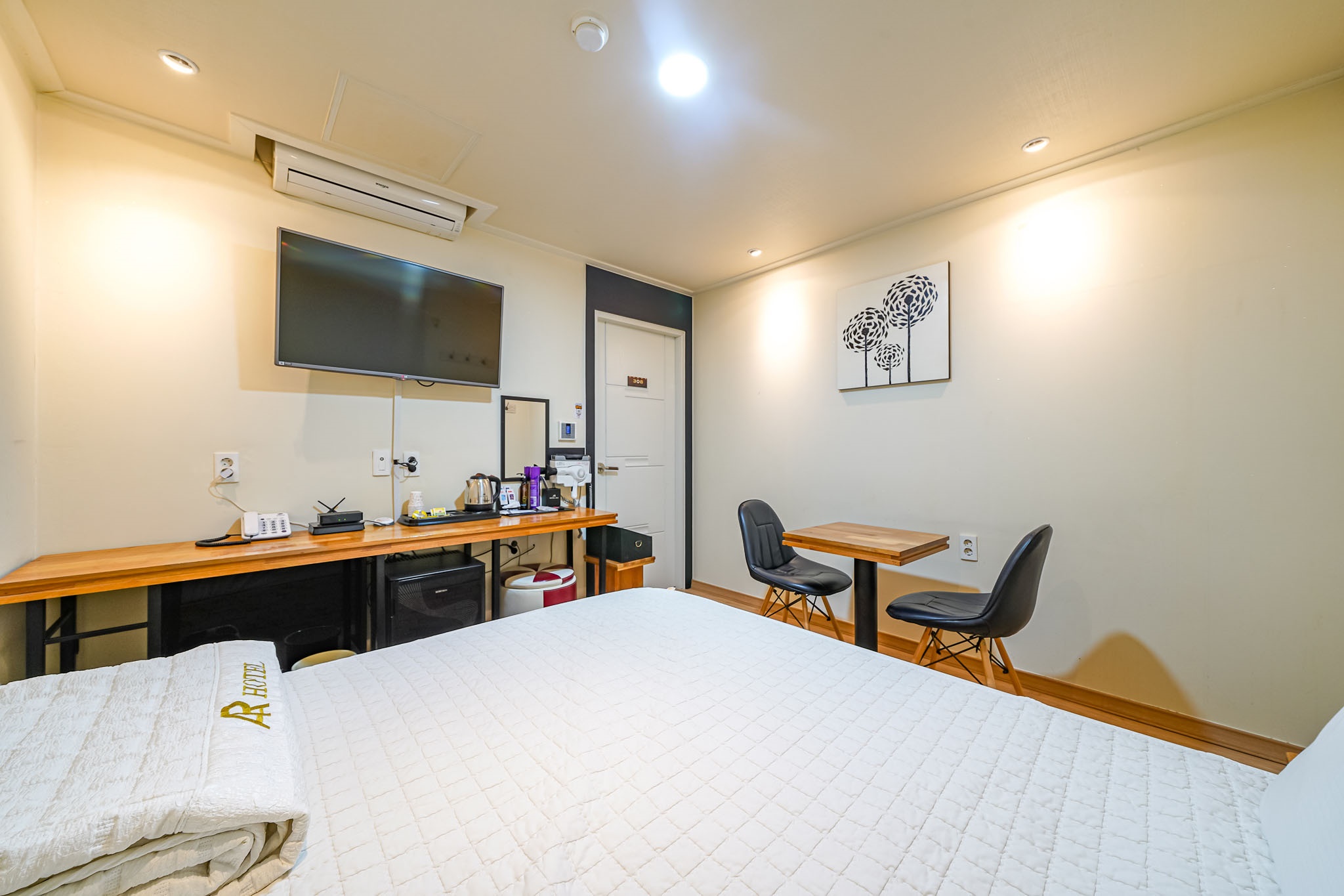 room detail thumbnail 2