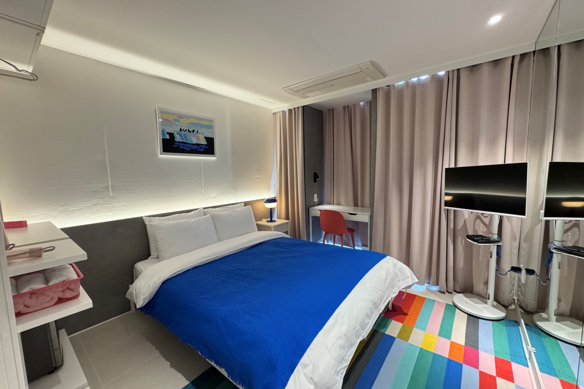 room detail thumbnail 2