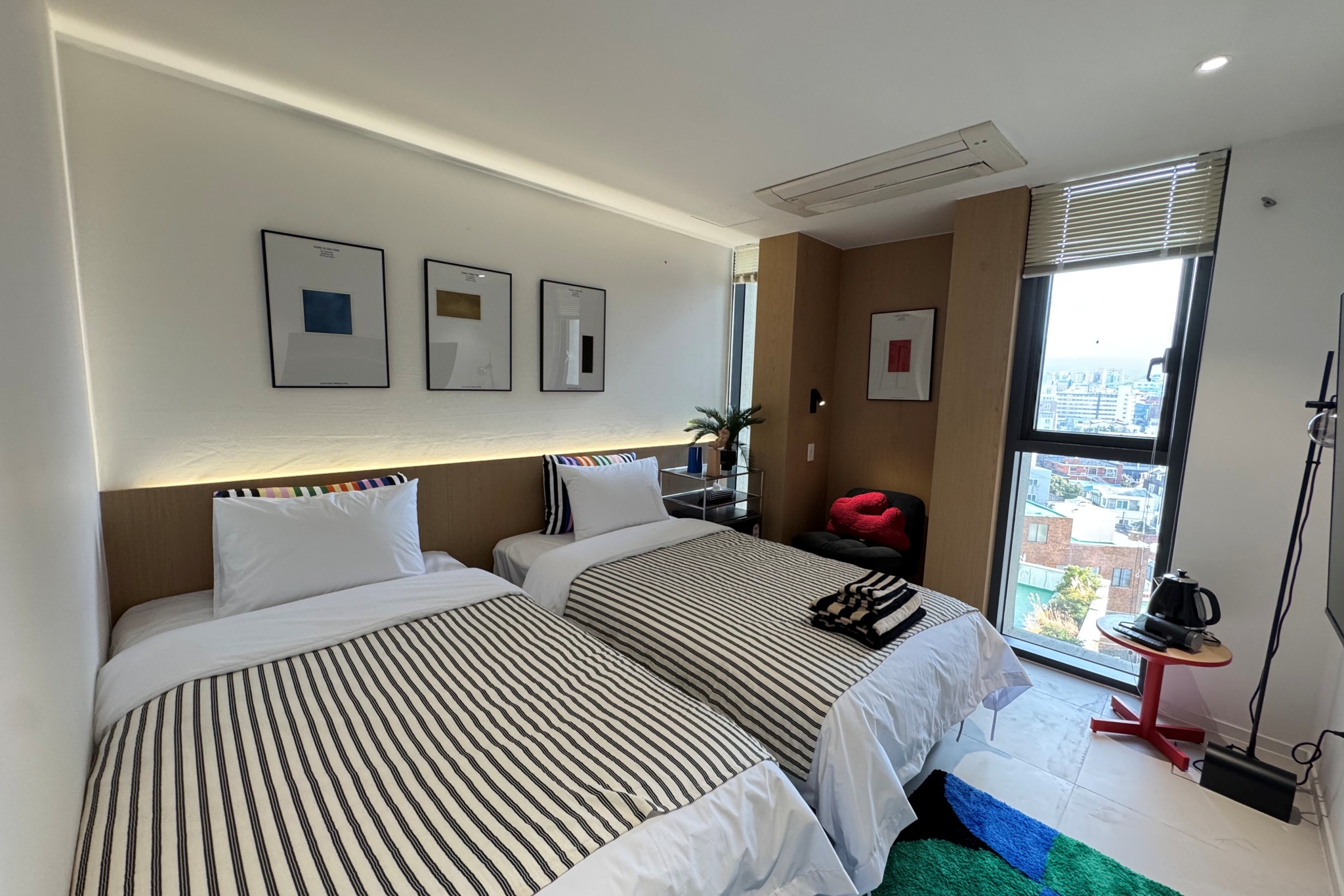 디럭스 트윈 아이보리 - Deluxe Twin Ivory(리드미컬한 변주가 활력을 불어넣는 공간)