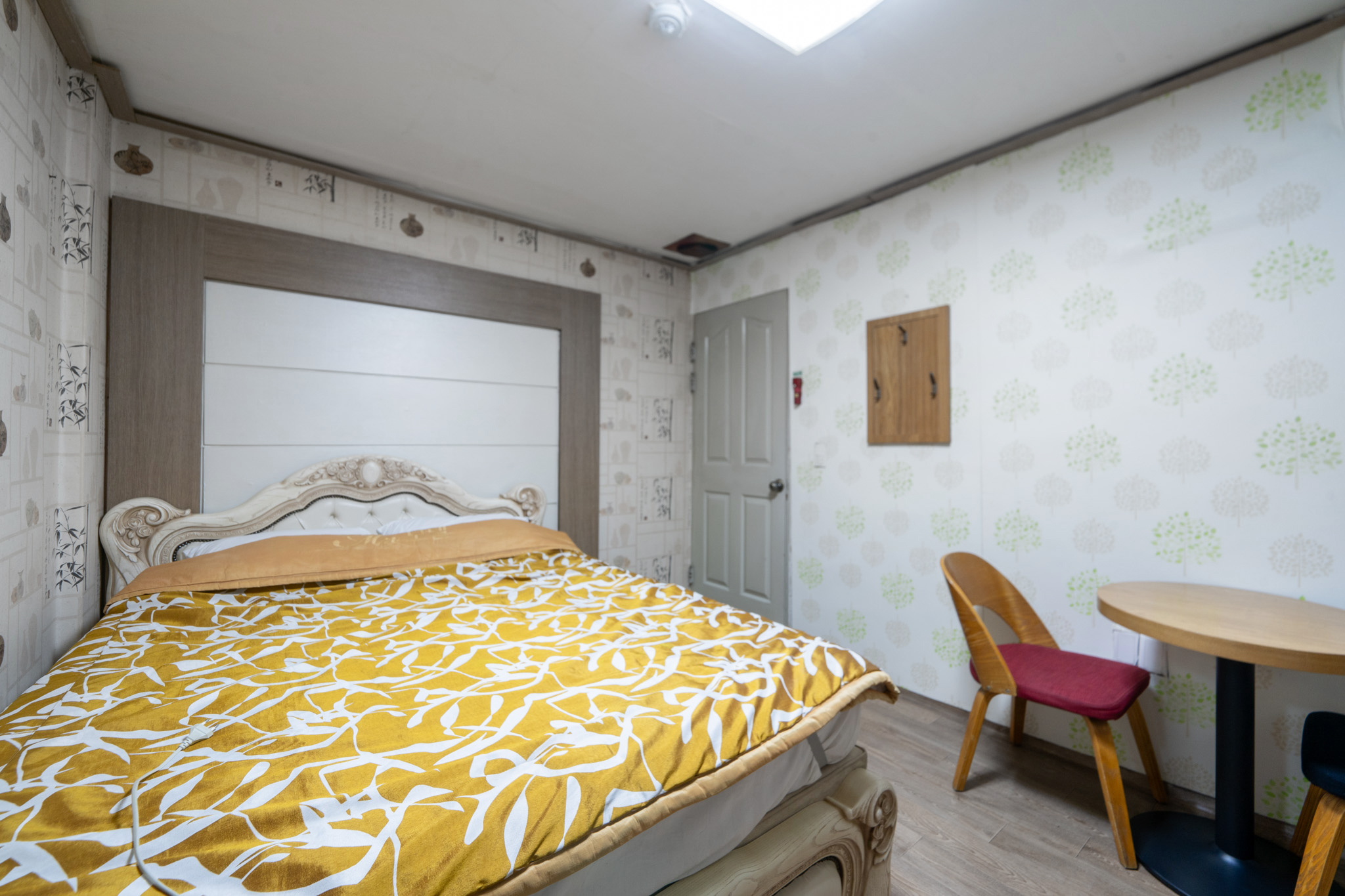 room detail thumbnail 2