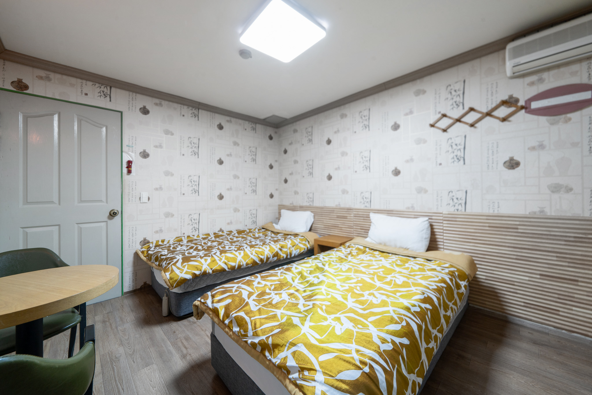 room detail thumbnail 1