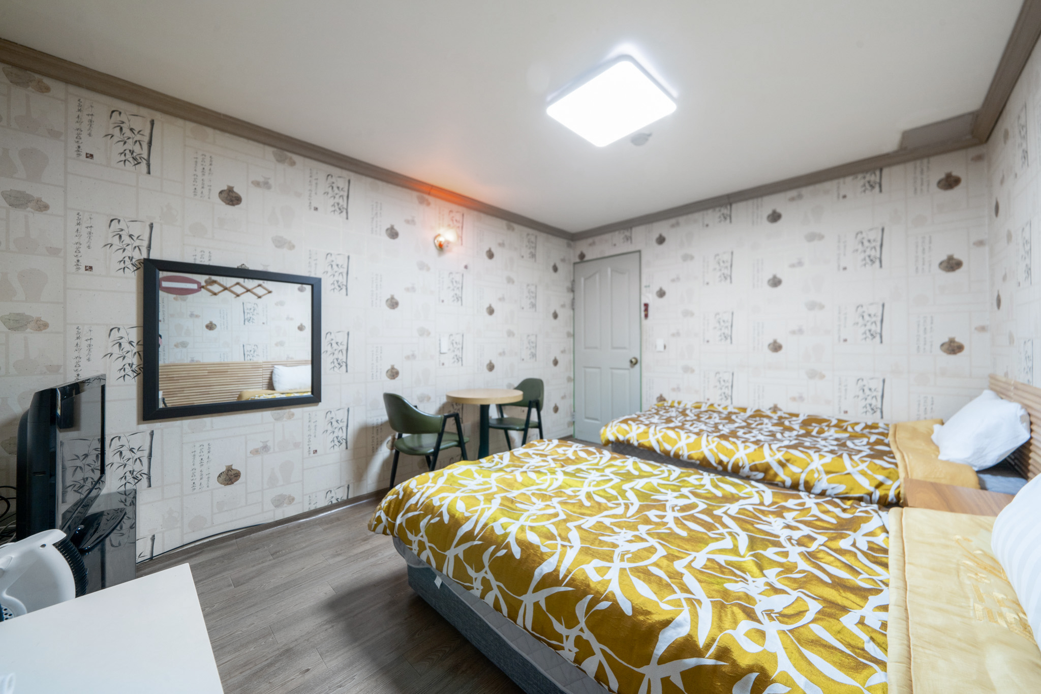 room detail thumbnail 2