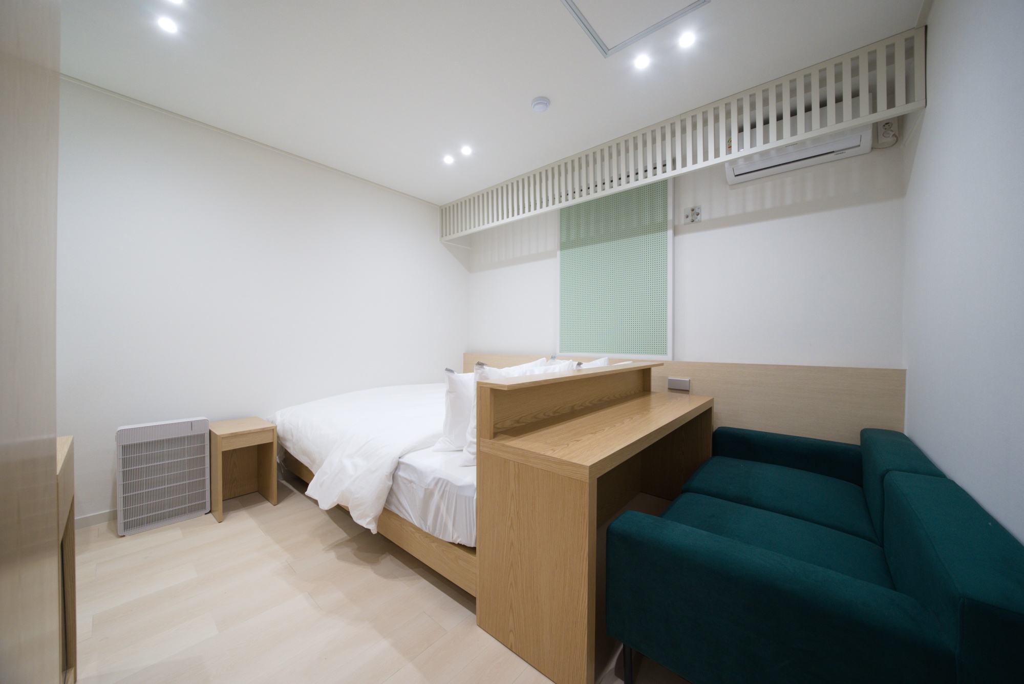 room detail thumbnail 2