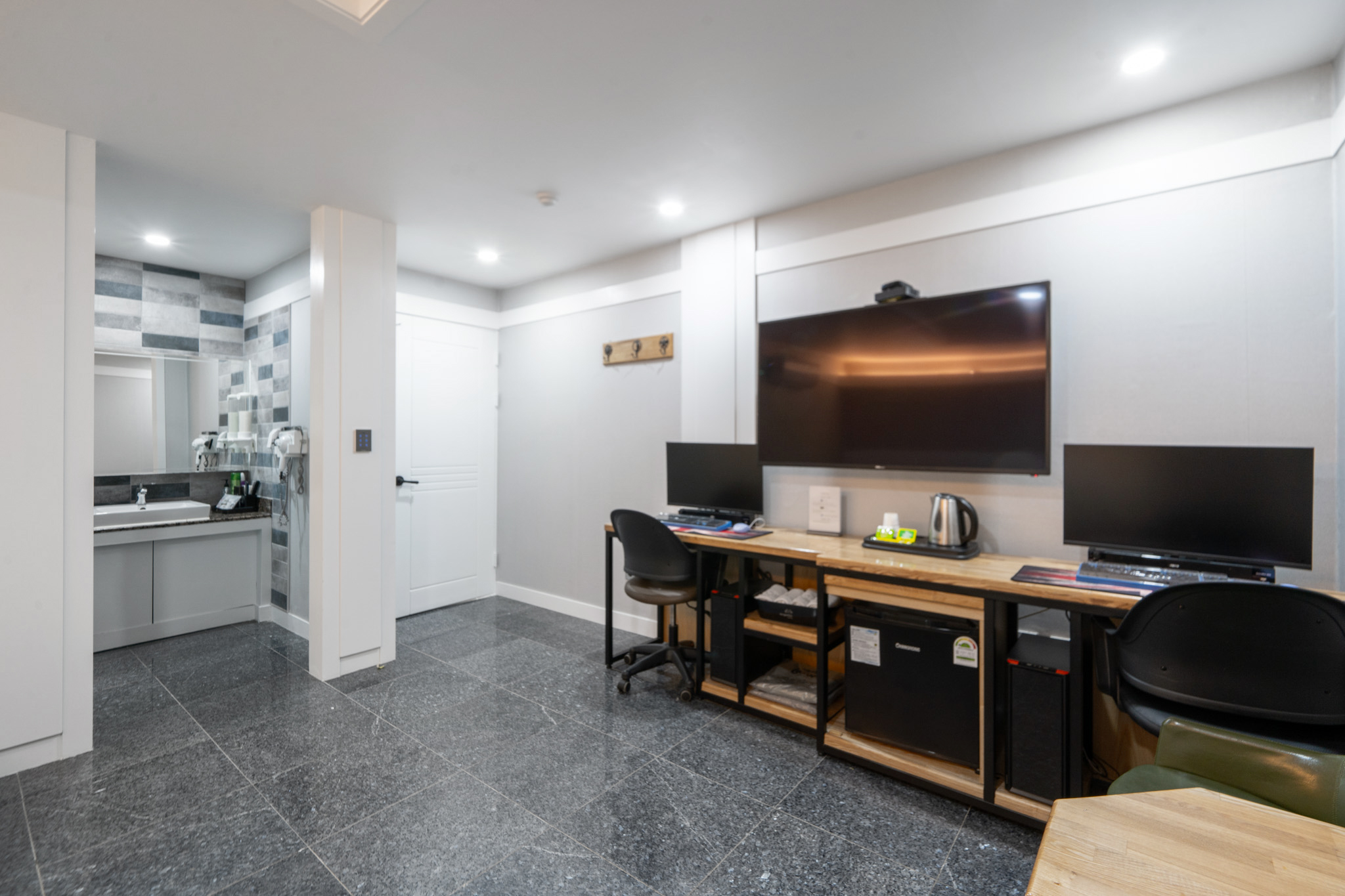 room detail thumbnail 2