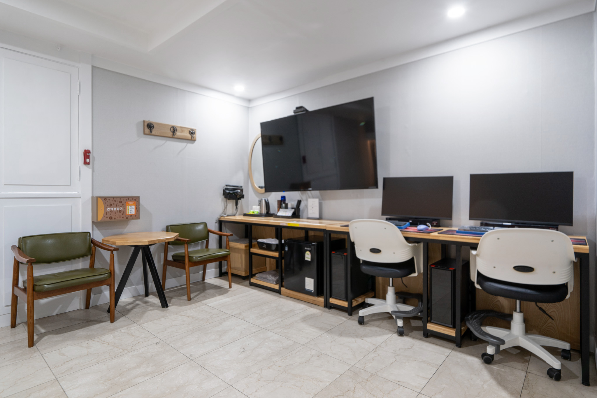 room detail thumbnail 2