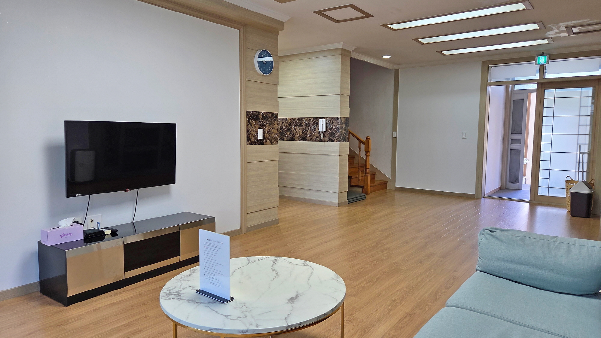 room detail thumbnail 2