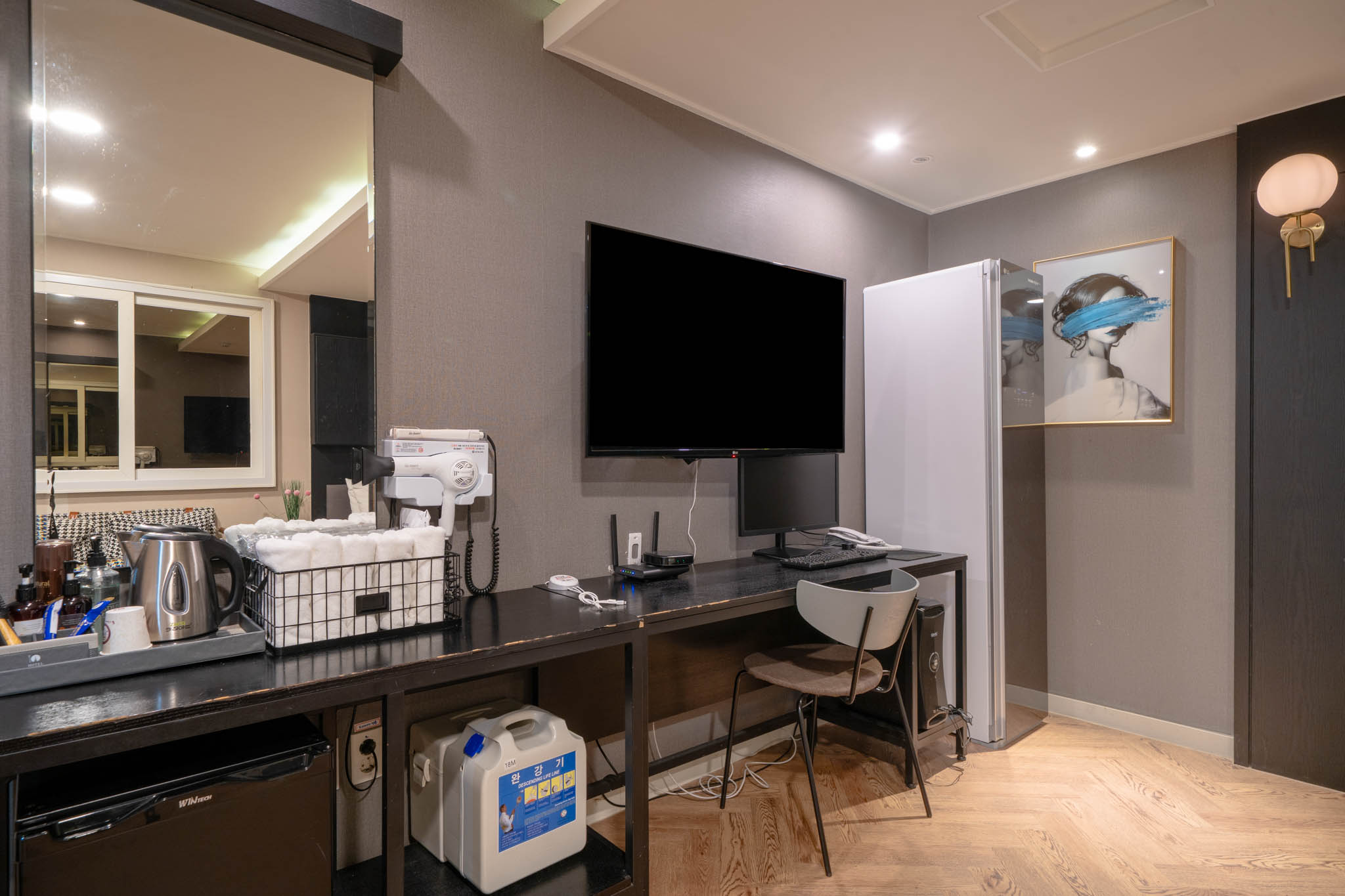 room detail thumbnail 2