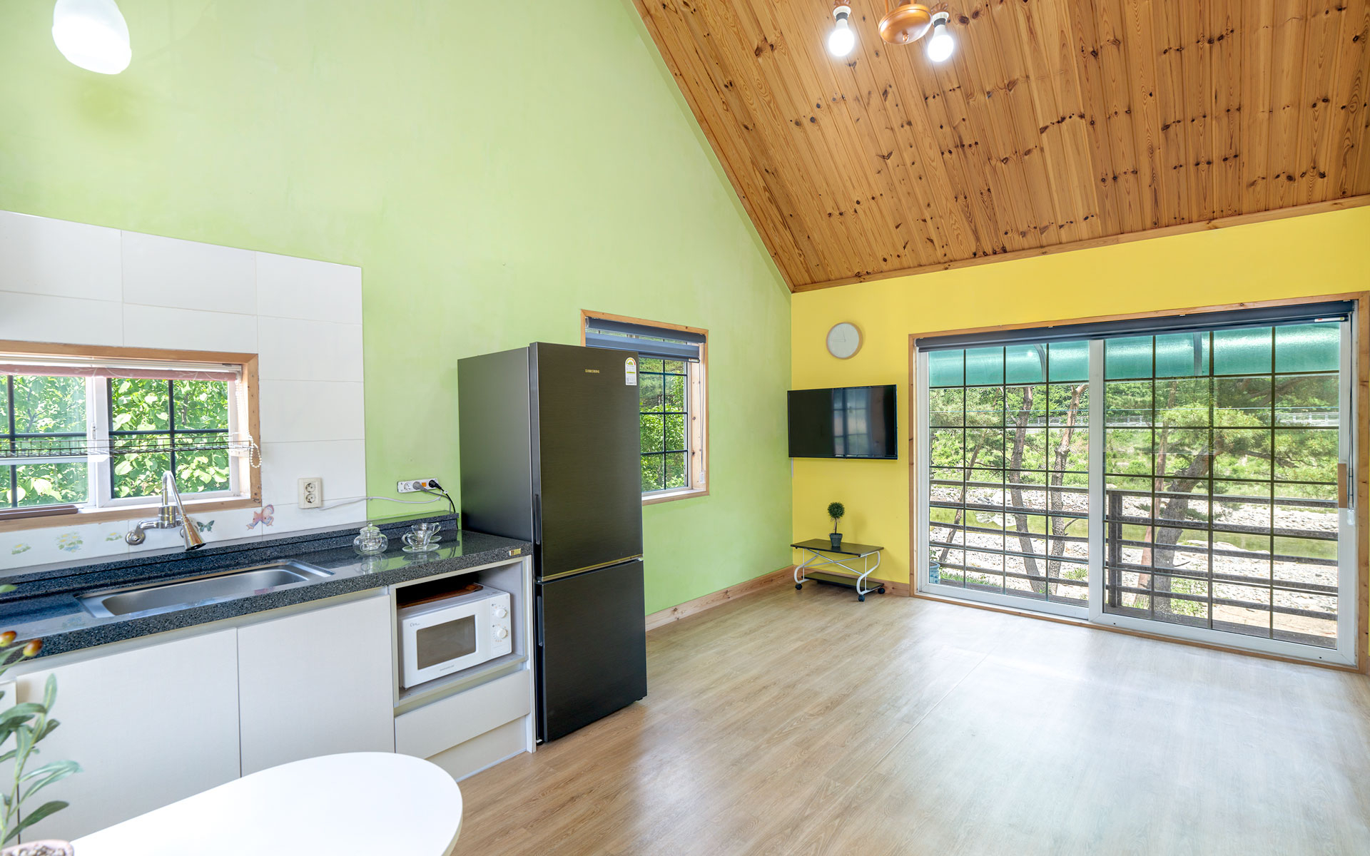 room detail thumbnail 2