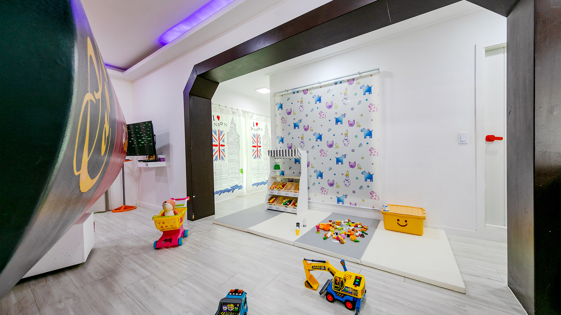 room detail thumbnail 2