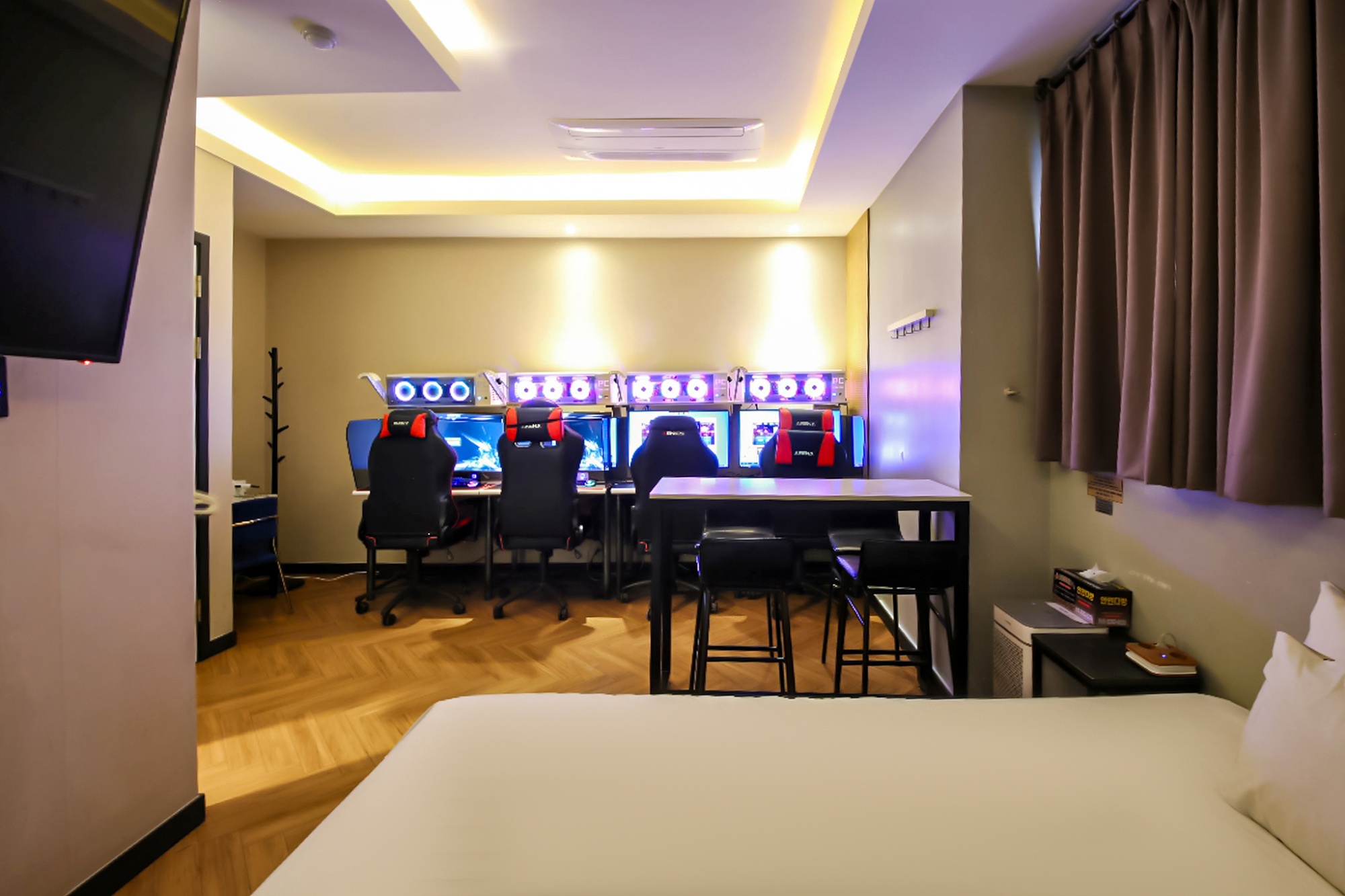 room detail thumbnail 2