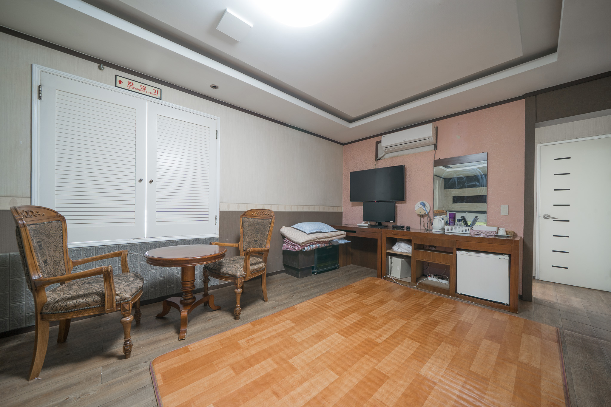 room detail thumbnail 2