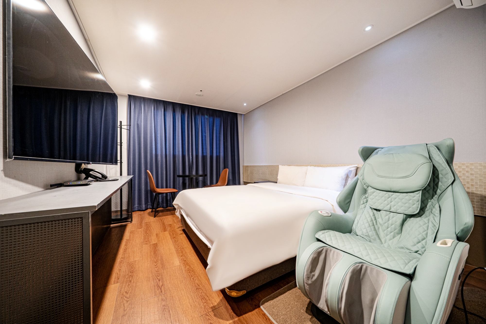 room detail thumbnail 0