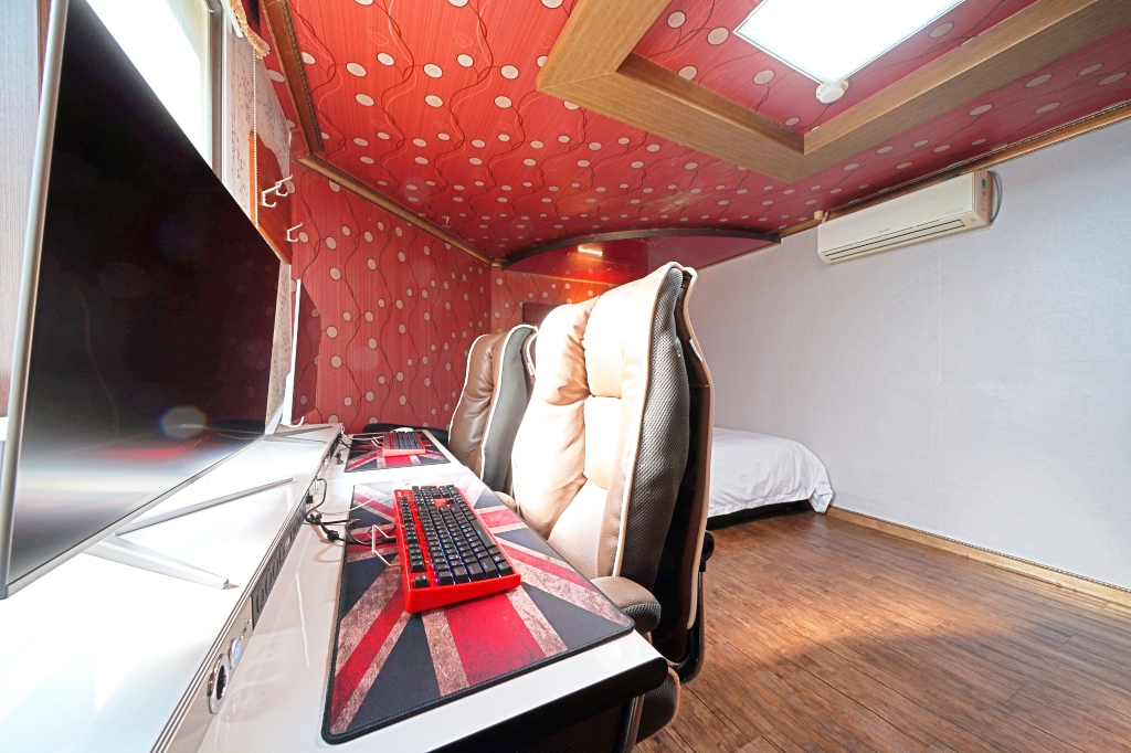 고사양게이밍 3PC룸(3PC, 퀸사이즈 침대, 이불1채, 혼숙불가)