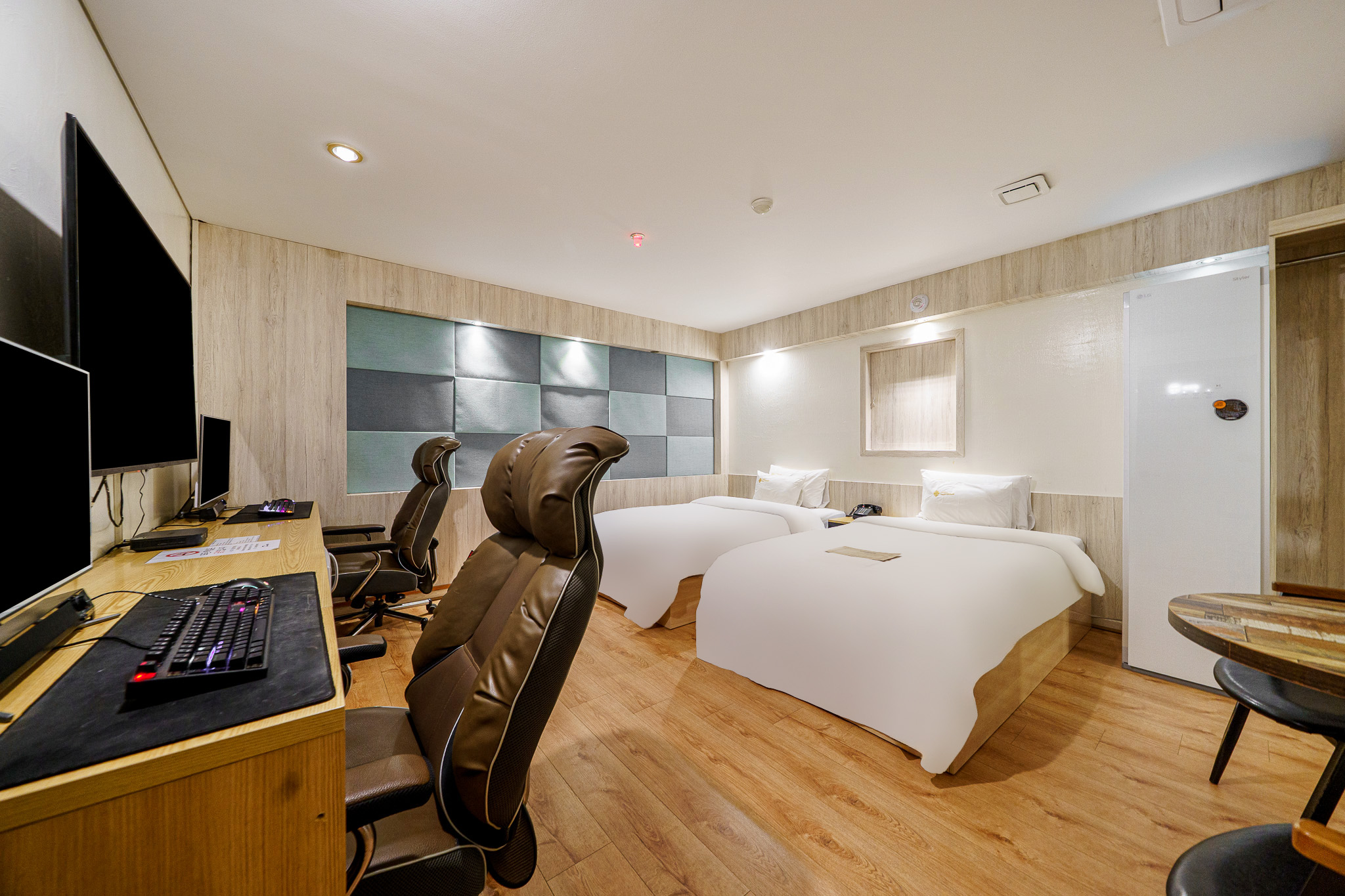 room detail thumbnail 2