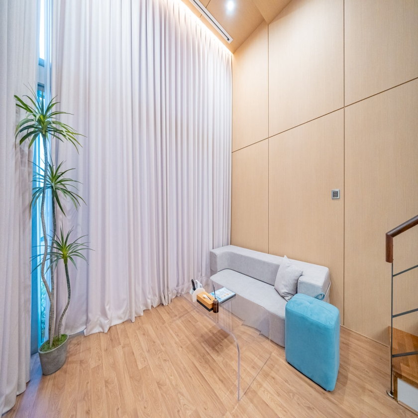 room detail thumbnail 2