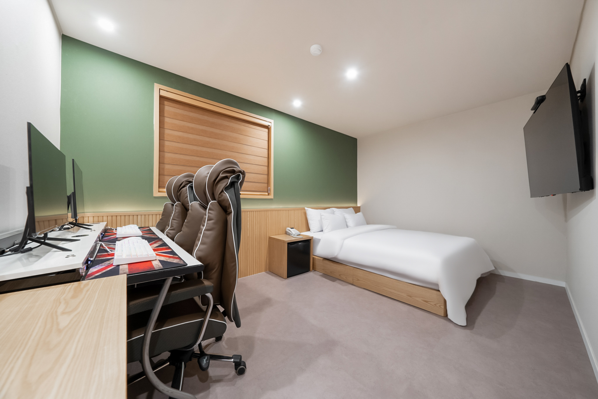 room detail thumbnail 2