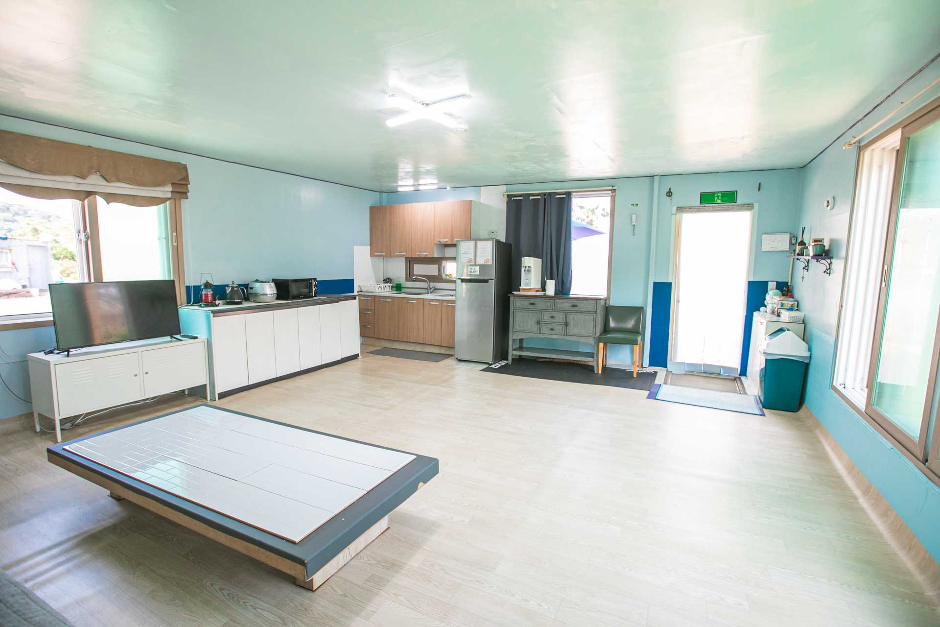 room detail thumbnail 2