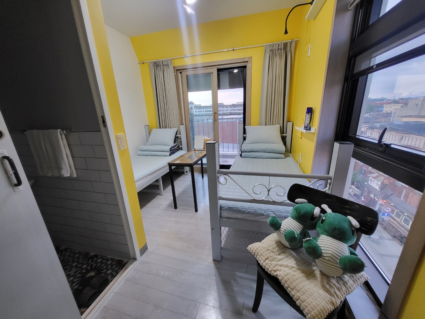 room detail thumbnail 1