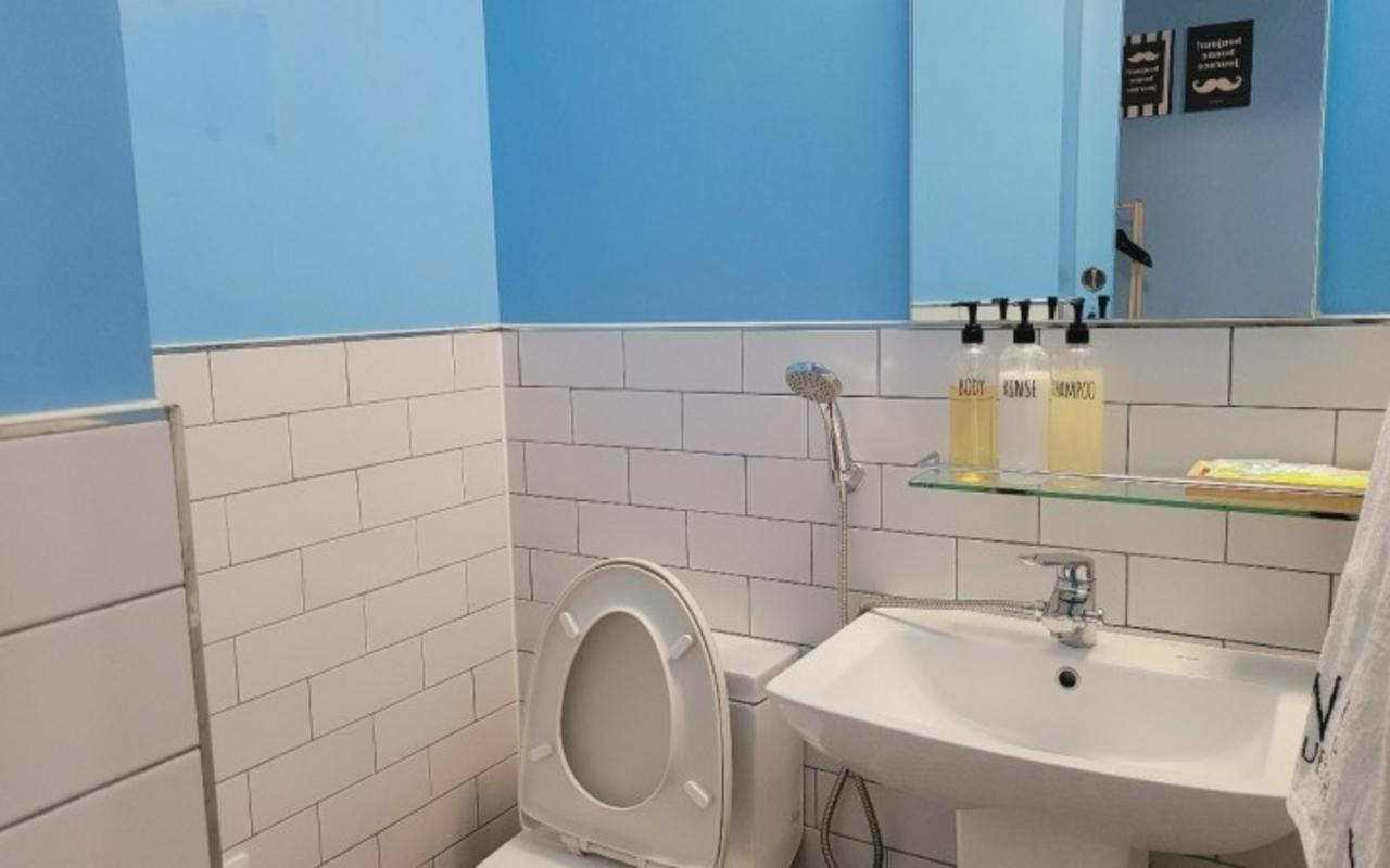 room detail thumbnail 2