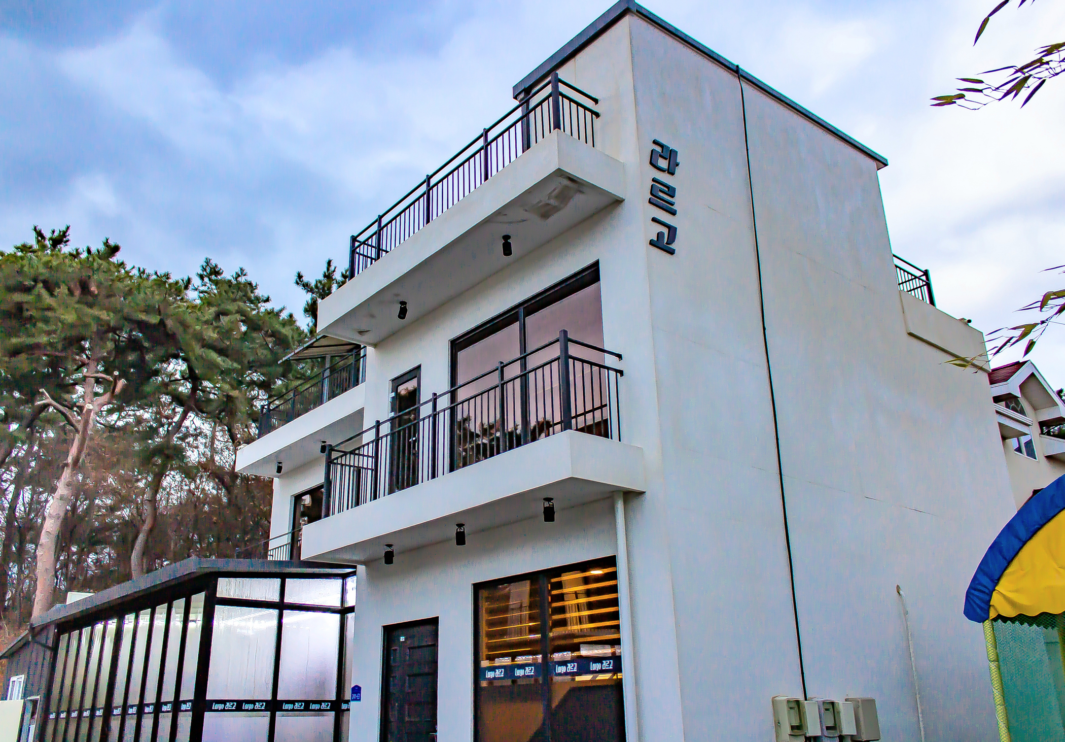 room detail thumbnail 2