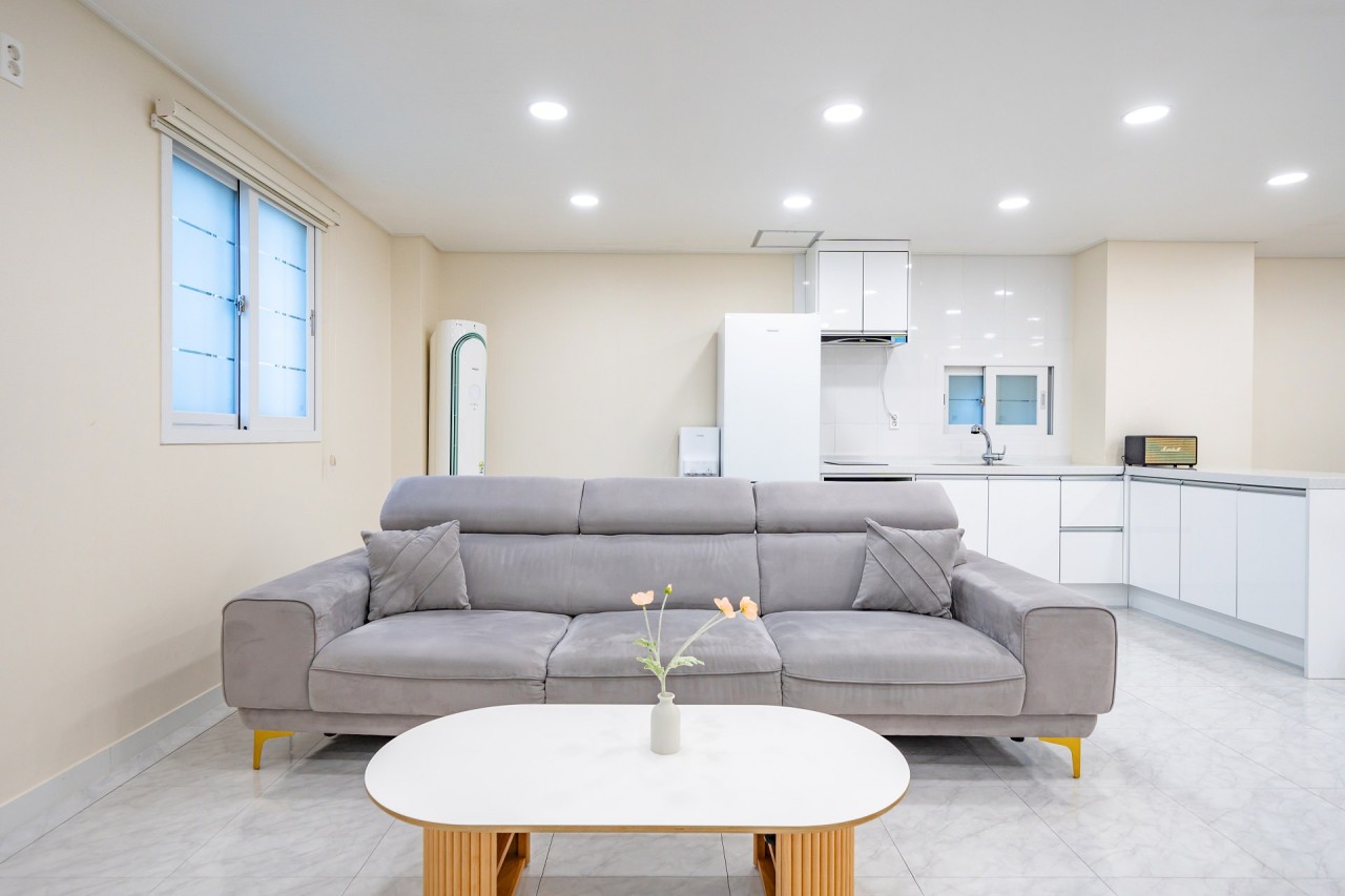 단체룸(2객실, 기준15인)(1층 넓은 원룸형+퀸베드2 2층 별도 분리 원룸형 1객실 / 퀸베드2)