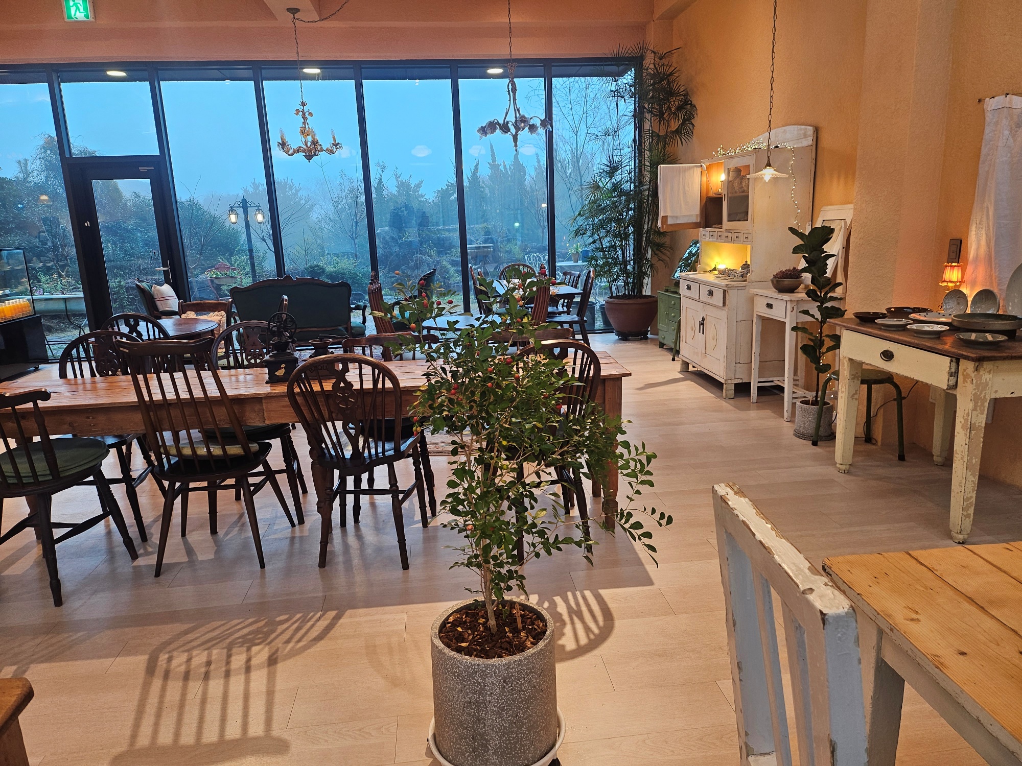 15평형 디럭스 7(정원과 오름뷰로 가족, 친구들과 함께)(조용하고 편안하게 휴식할수 있는 15평형중에는 가장 넓은 엔틱방입니다.)