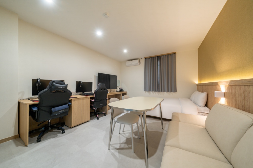 room detail thumbnail 1