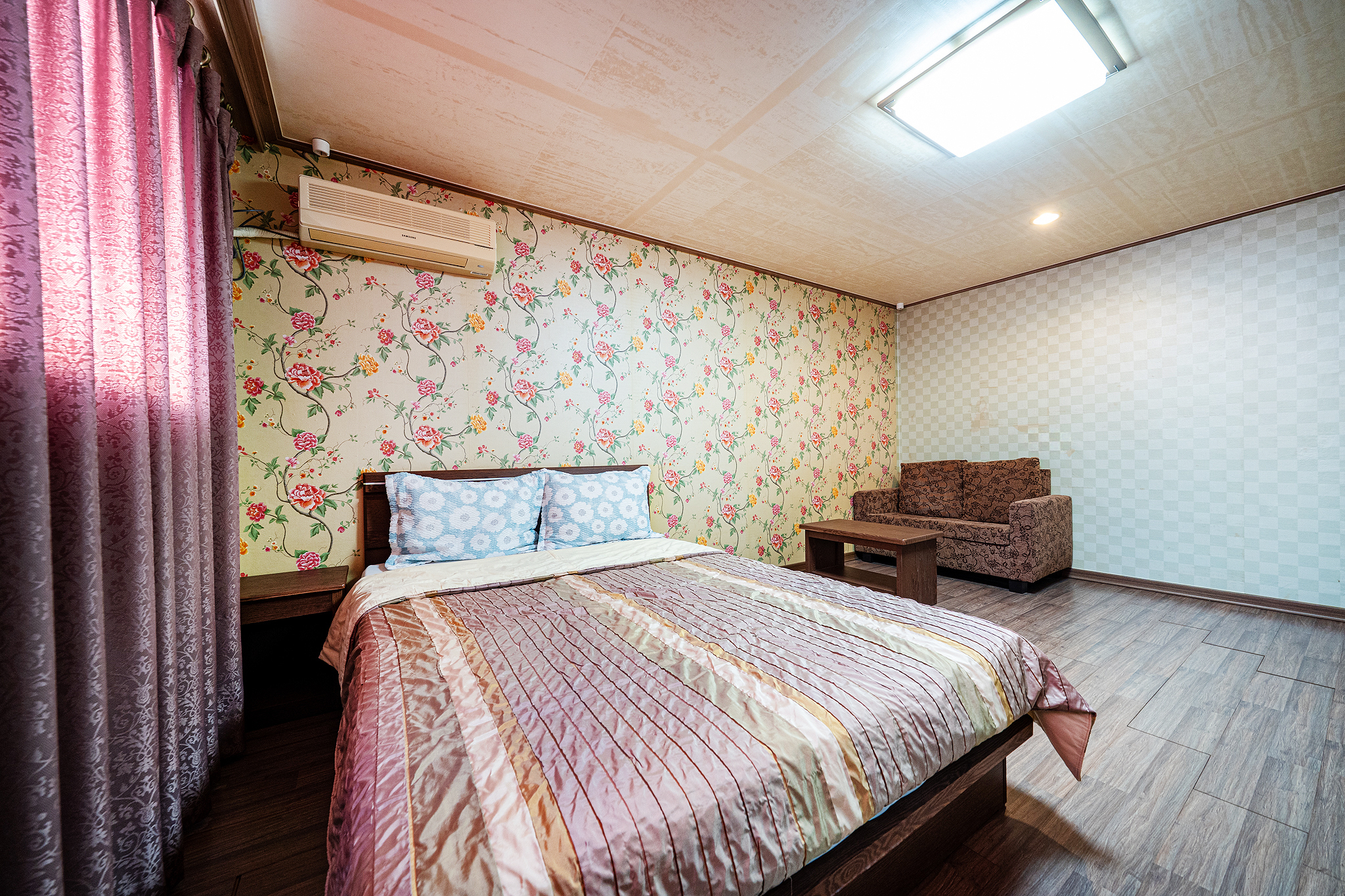 room detail thumbnail 2