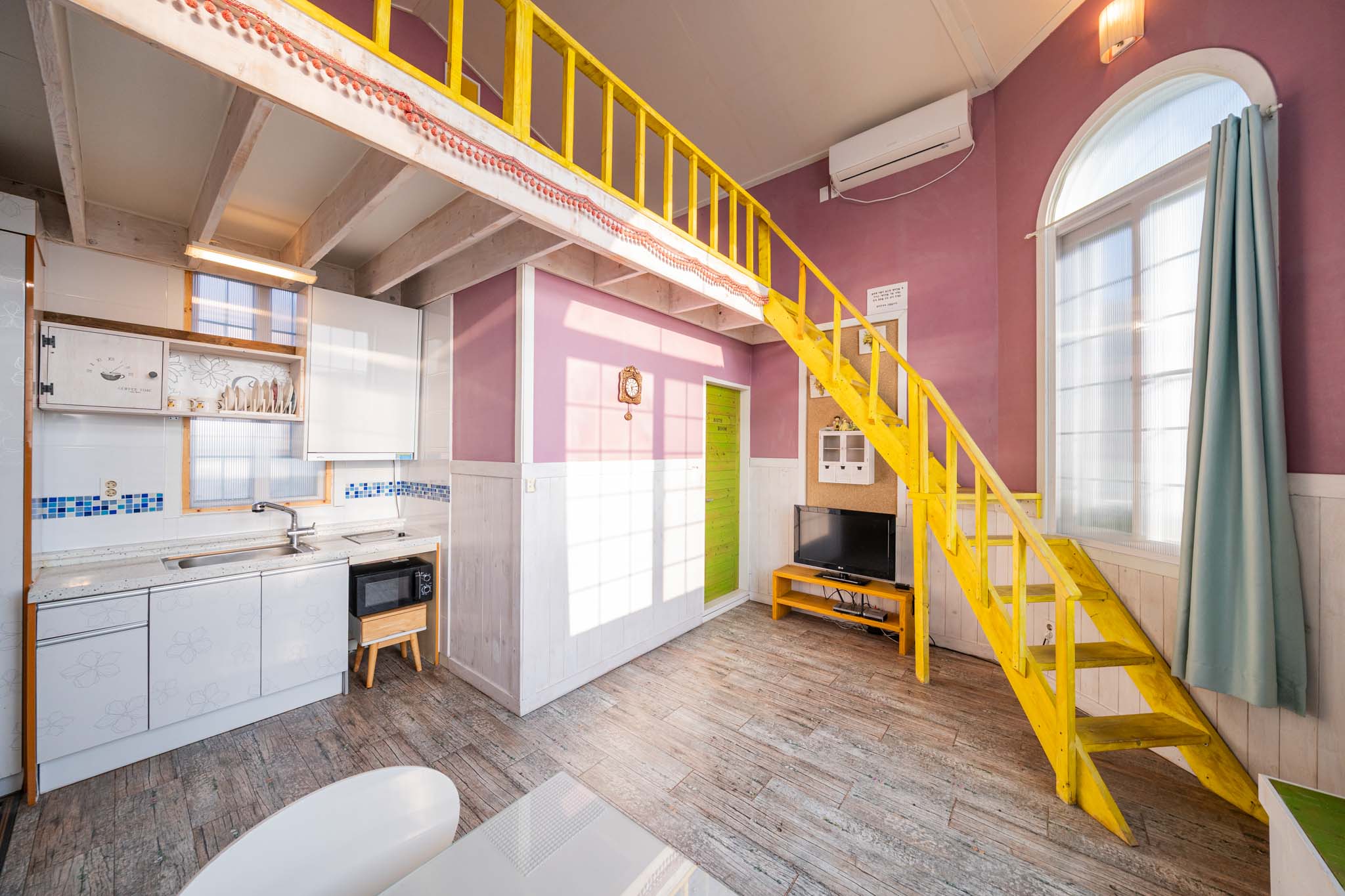 room detail thumbnail 2