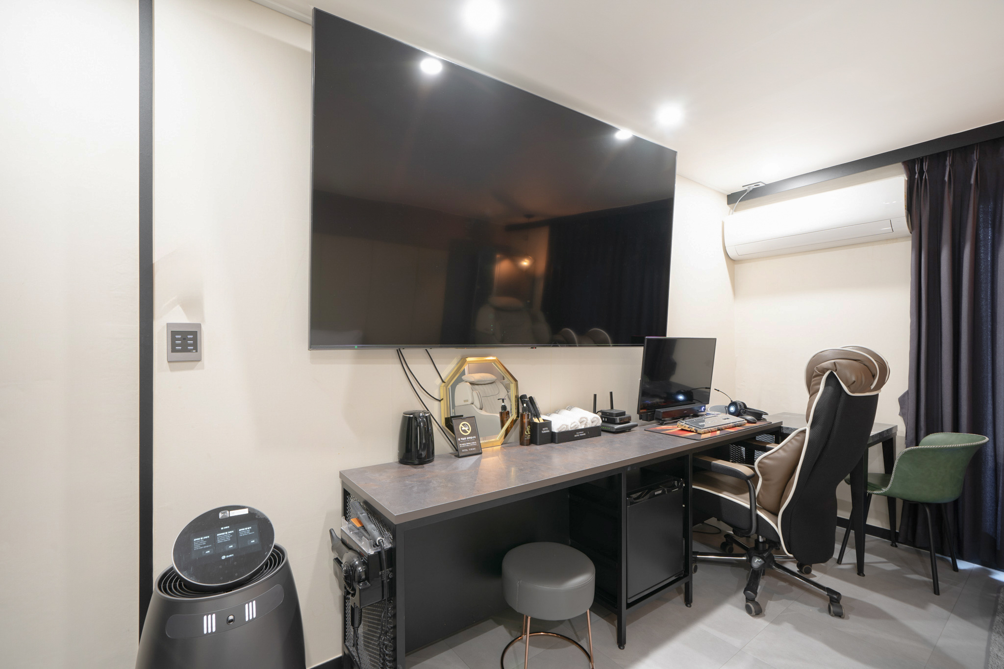 room detail thumbnail 2