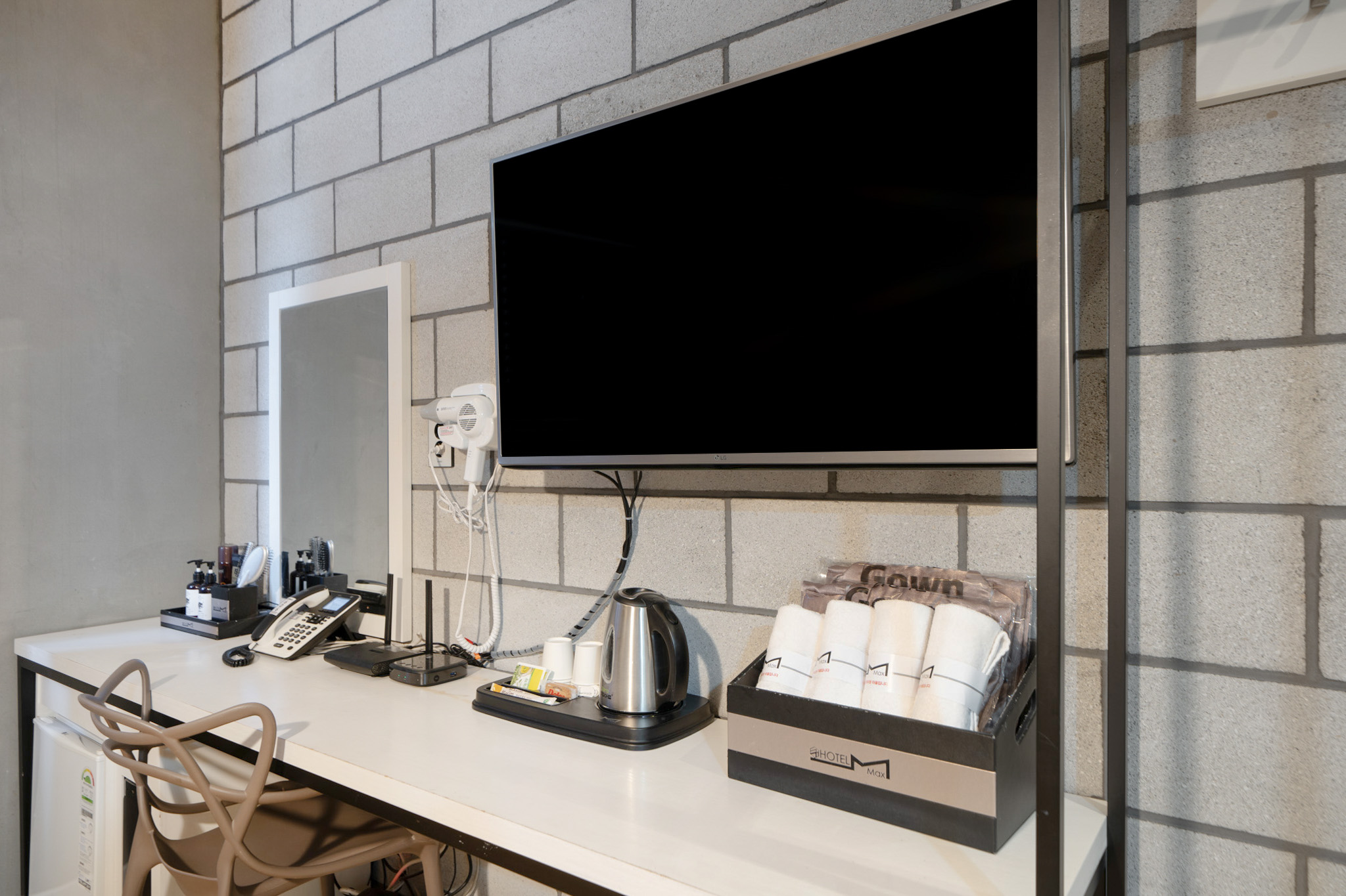 room detail thumbnail 2