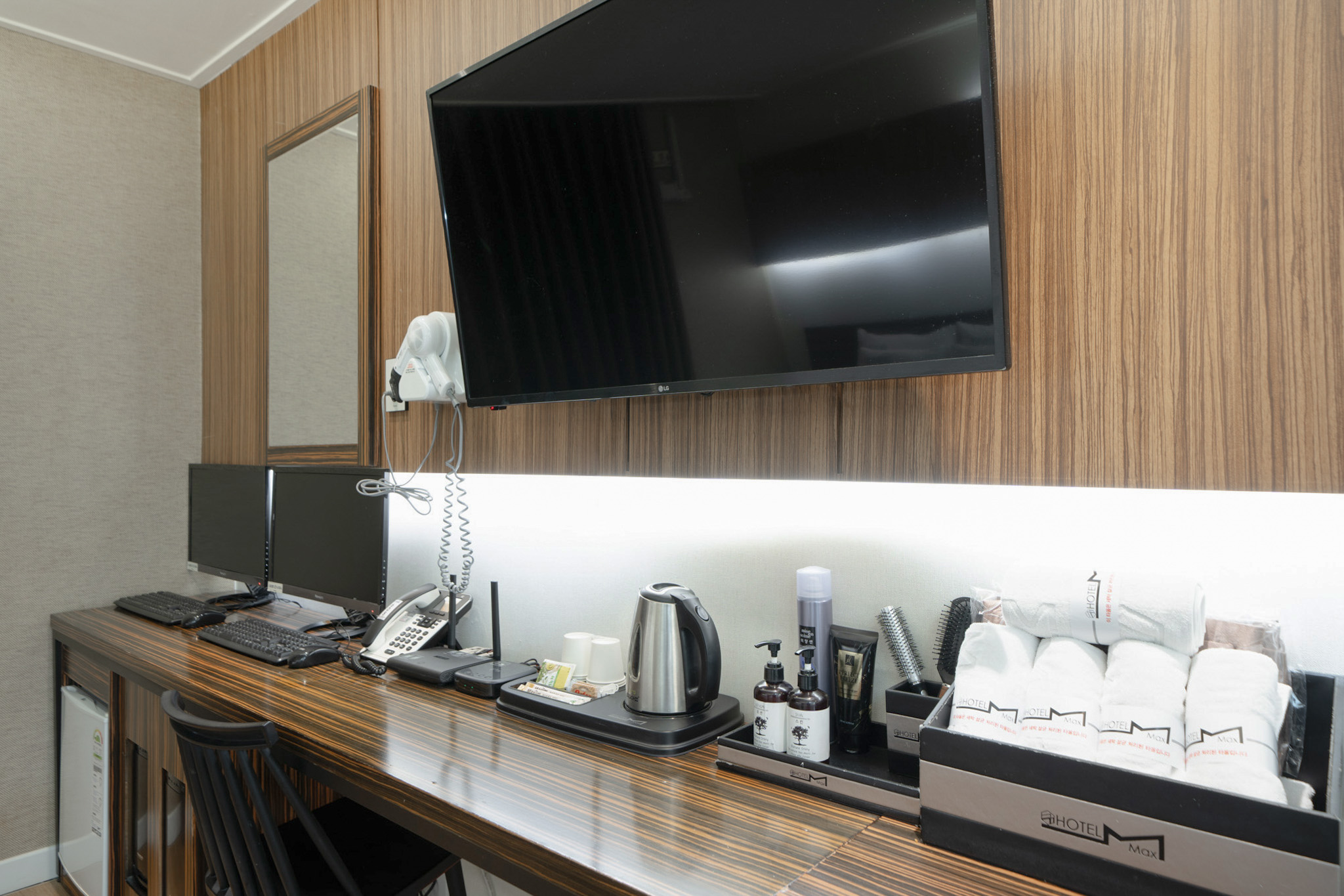 room detail thumbnail 2