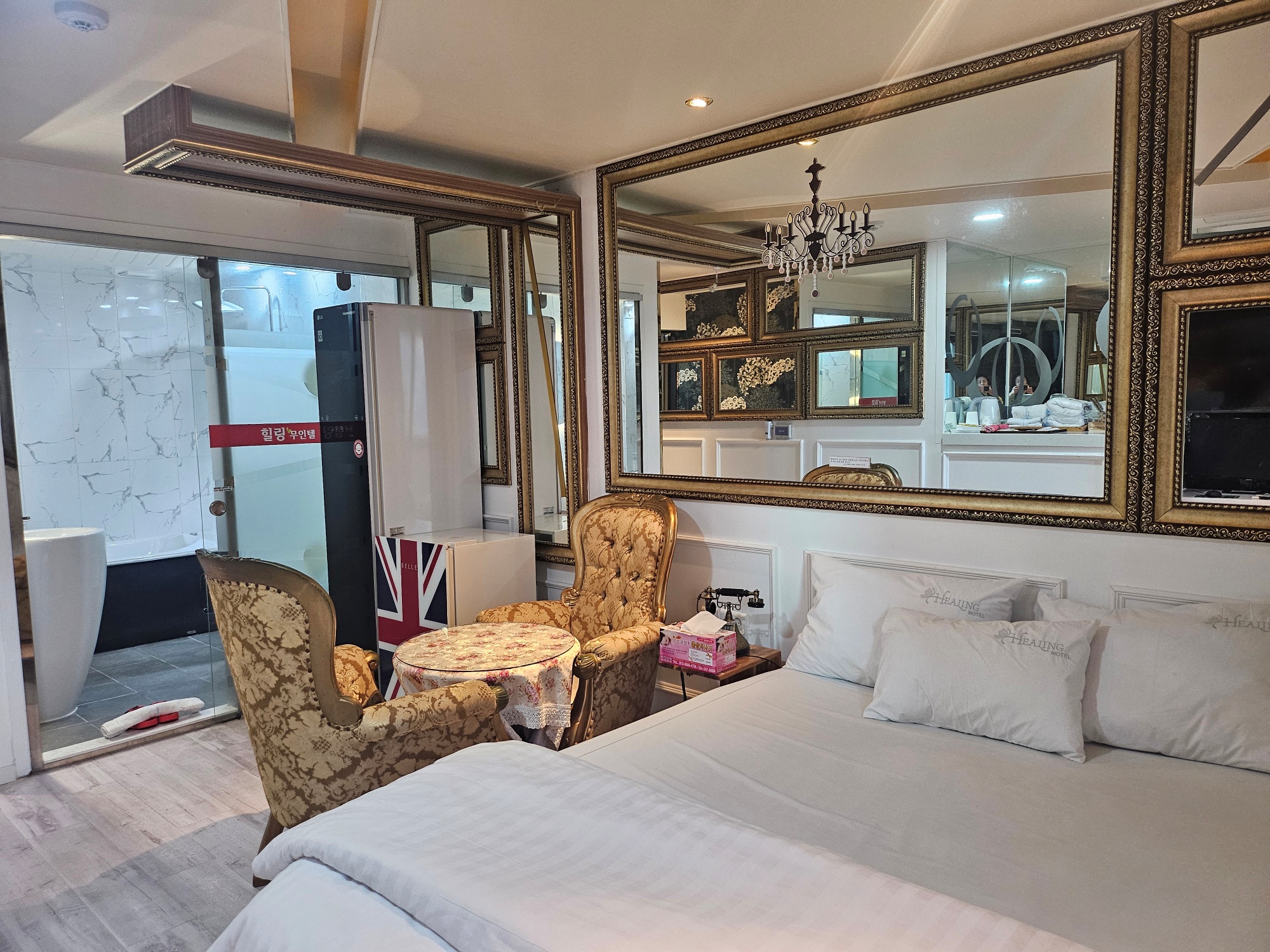 room detail thumbnail 2