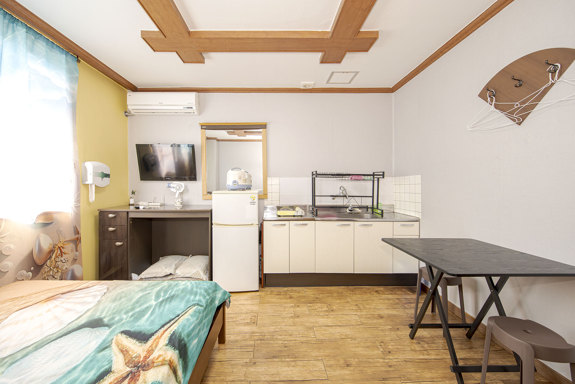 room detail thumbnail 2